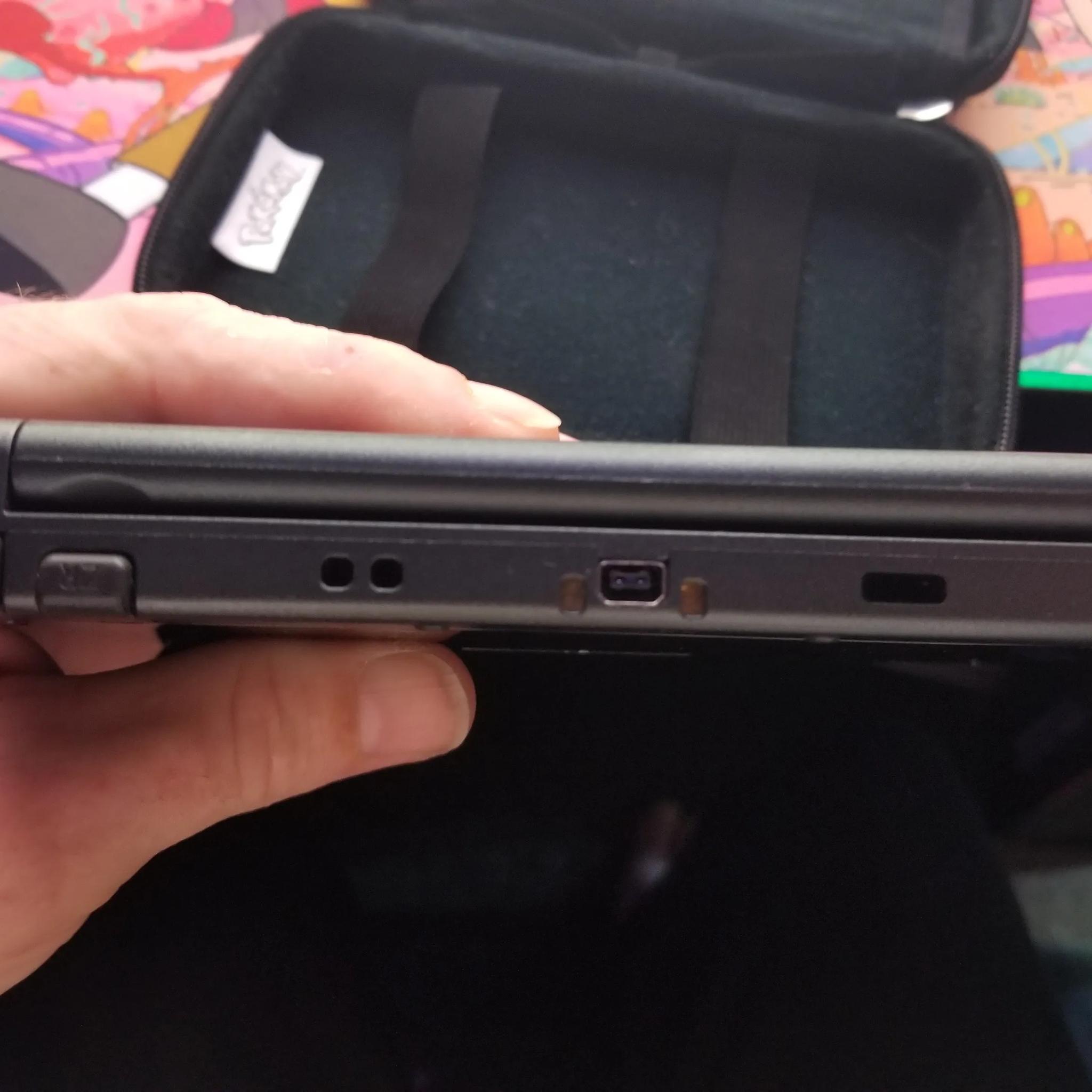 Fully Modded Nintendo New 3DS XL 4GB Handheld Gaming System W carrying case and 200 games installed.