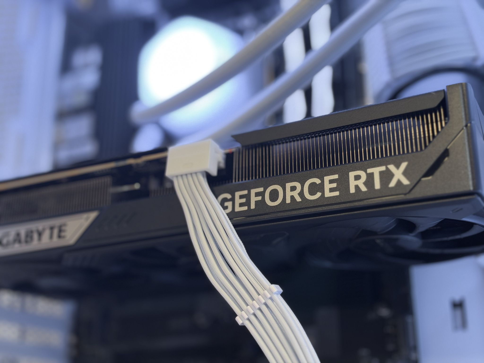 White Gaming PC - RTX 5070 Ti
