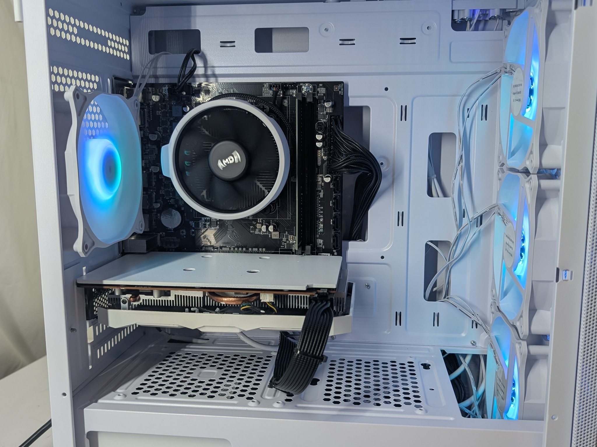 RX 6600XT | RYZEN 5 2600 | 500GB NVME | 16GB ddr4 | ALL WHITE