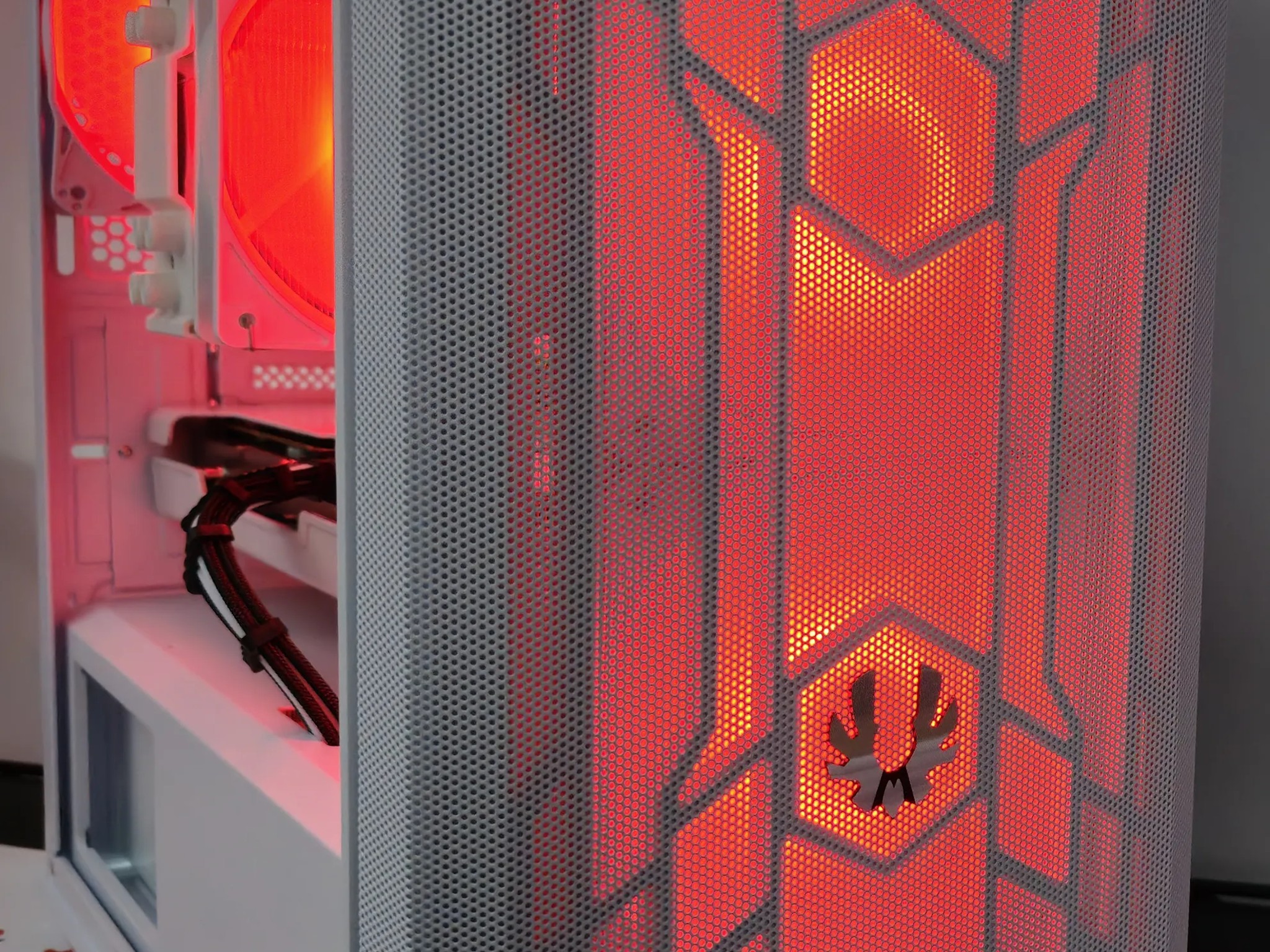 Frosty mini Mesh PC Ryzen 5 5600x / 16GB DDR4 / 1TB SSD/ RX6600 8GB