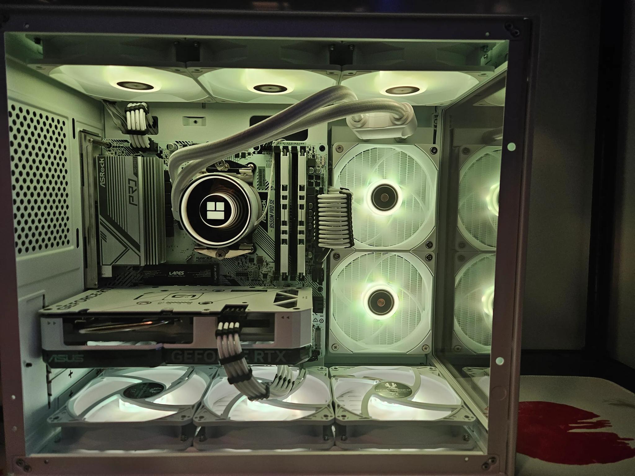 CYBER MONDAY SPECIAL Arctic Beast Ryzen 7 5700X / 32GB / 2TB SSD / RTX 4060