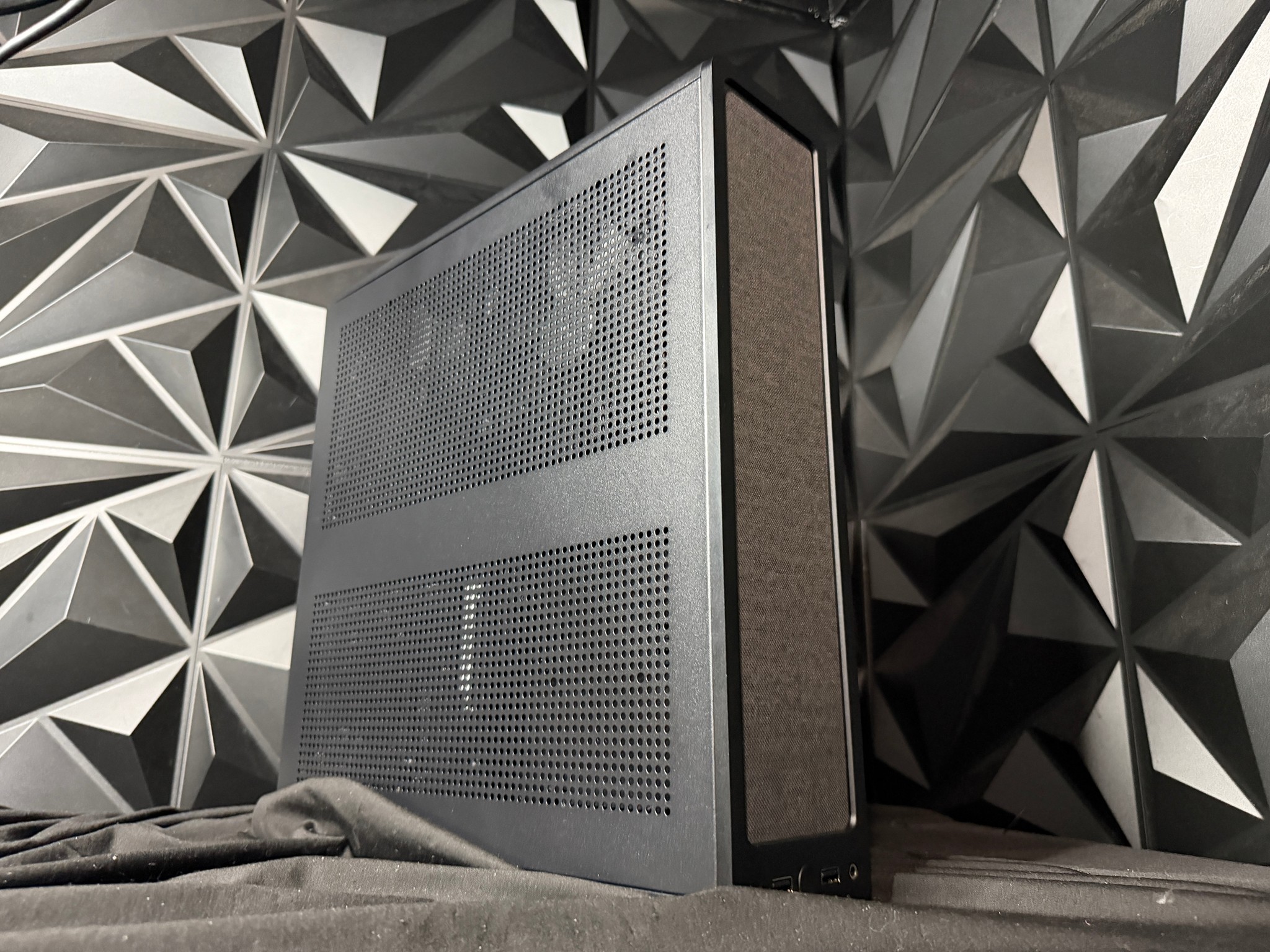 🖤⚡ SLIM THICK ⚡🖤 Ryzen 5 9600X| RTX 5060Ti| 16 GB DDR5| 1.25 TB NVMe| 750W Gold PSU