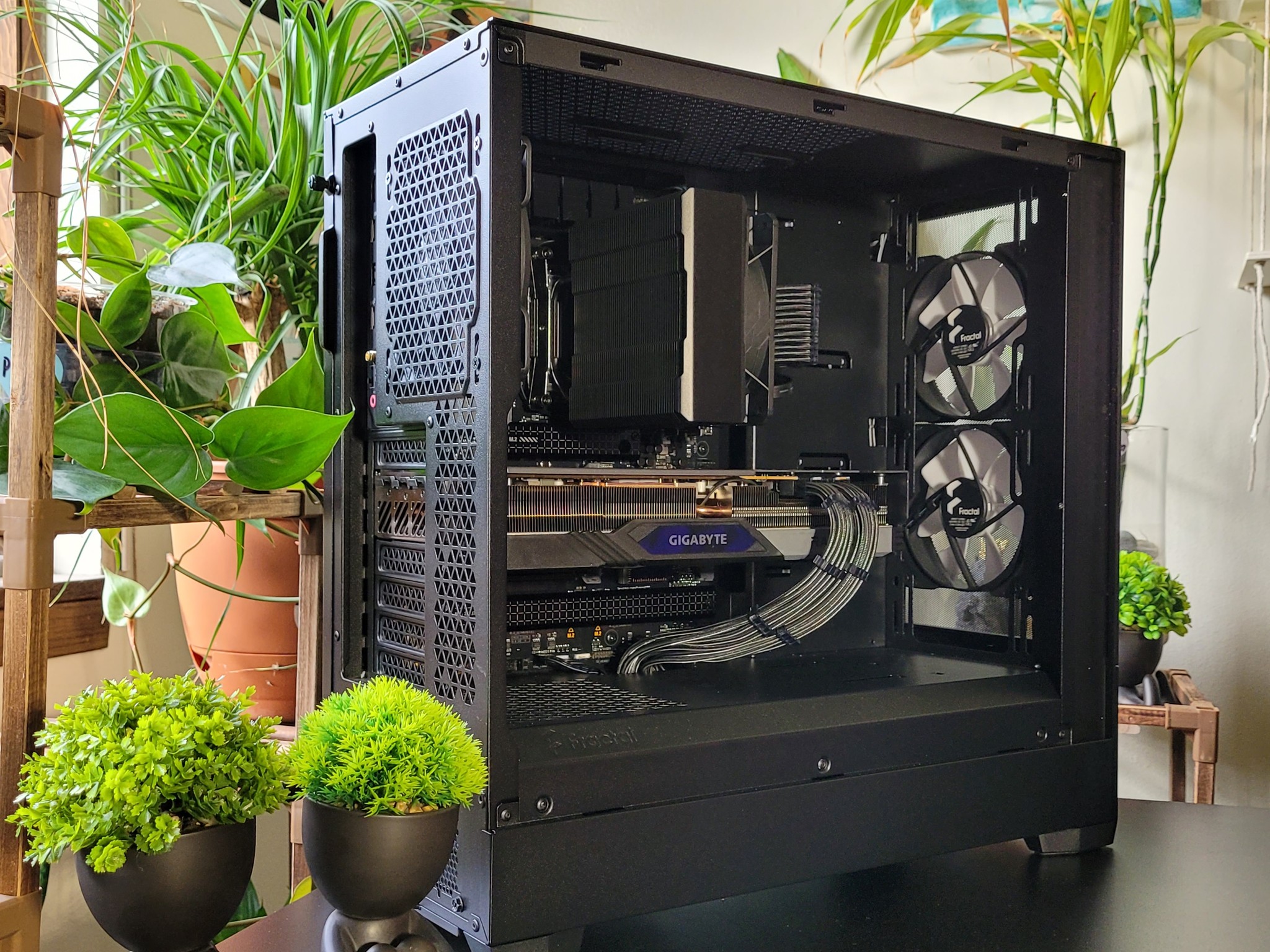 RYZEN 5 7600 | RX 7800XT | 32GB RAM | 2TB STORAGE | WINDOWS 11 ACTIVATED