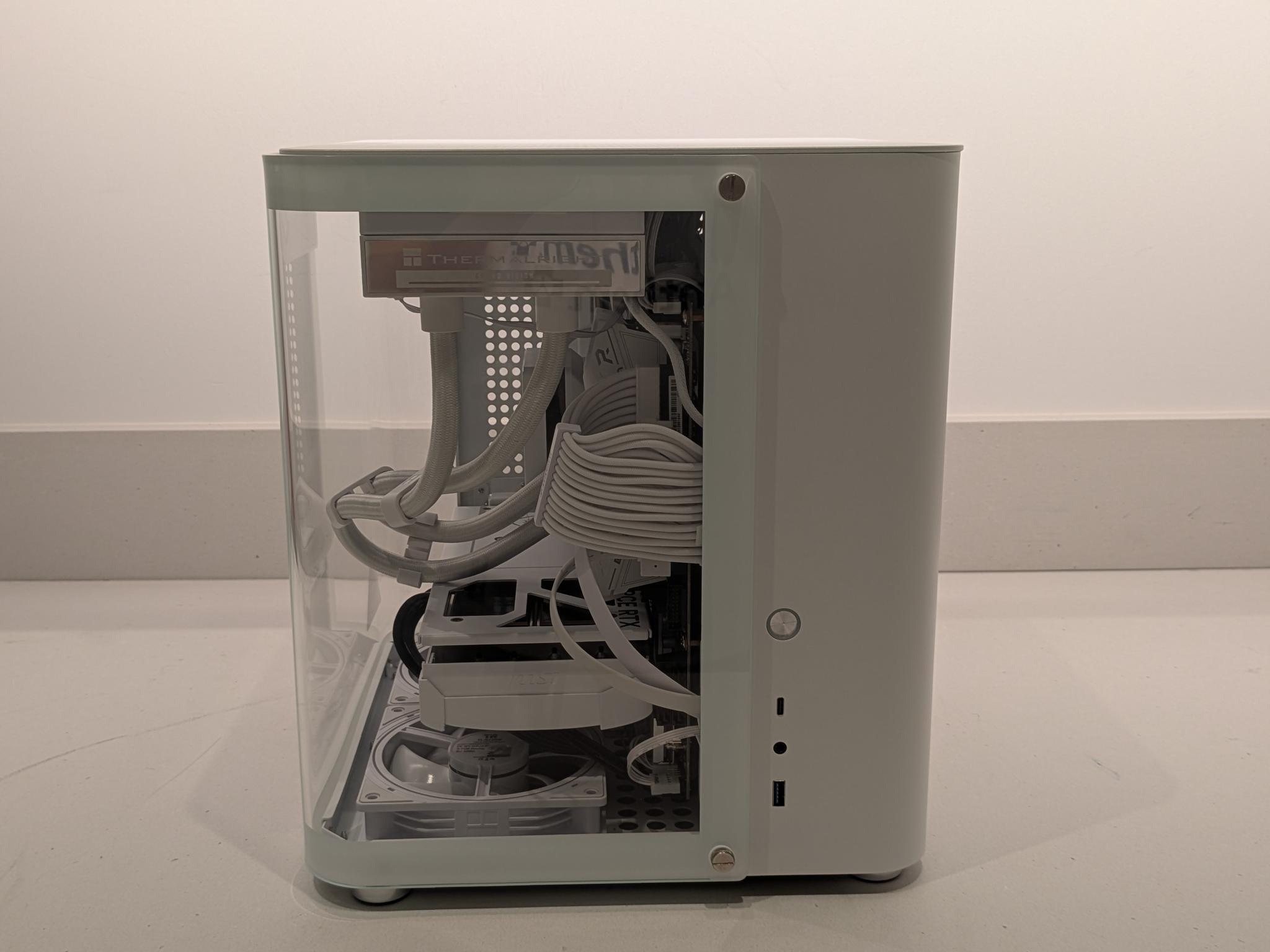 Bomb Devil Ice - RTX 5070, Intel Core Ultra 7 265K, 32 GB DDR5, 2 TB Gen 5 NVME, RGB, Liquid Cooled
