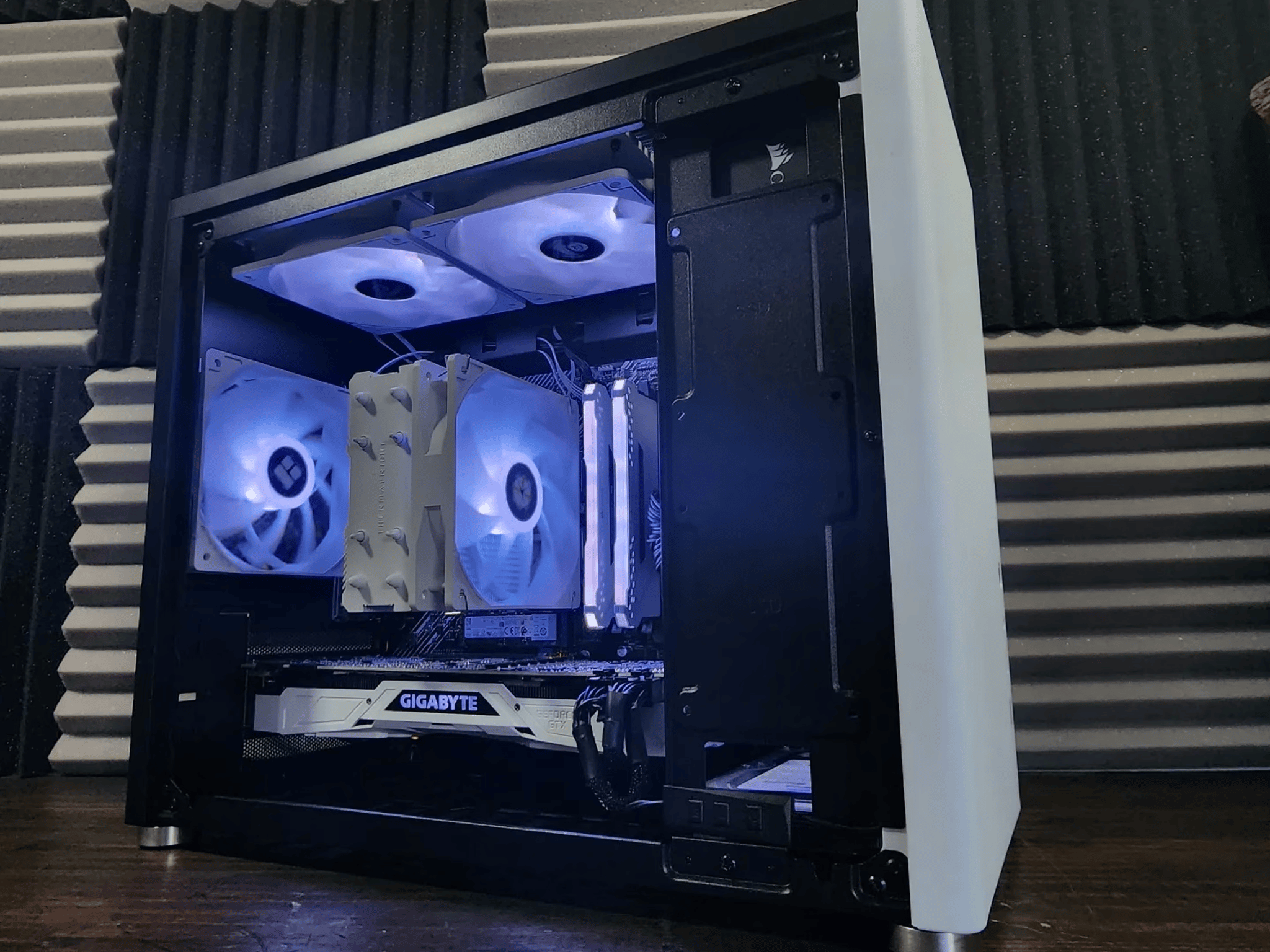 🤍🖤🤍 Gigabyte GeForce GTX 1080Ti 11GB // AMD Ryzen 7 2700X // Corsair Vengeance 16GB 2666MHz