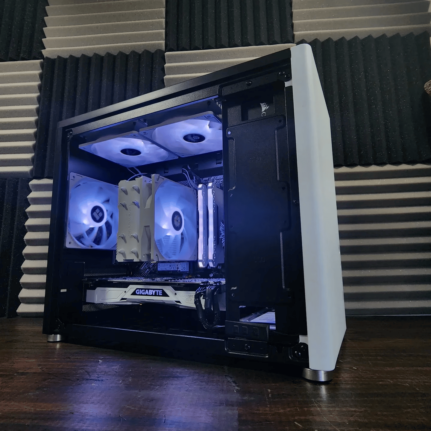 🤍🖤🤍 Gigabyte GeForce GTX 1080Ti 11GB // AMD Ryzen 7 2700X // Corsair Vengeance 16GB 2666MHz