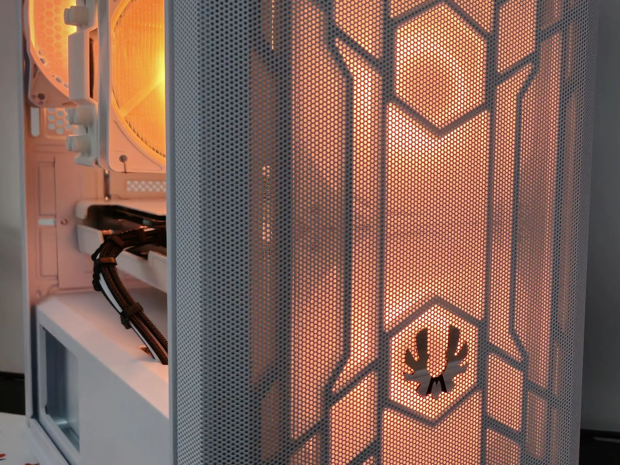 Frosty mini Mesh PC Ryzen 5 5600x / 16GB DDR4 / 1TB SSD/ RX6600 8GB