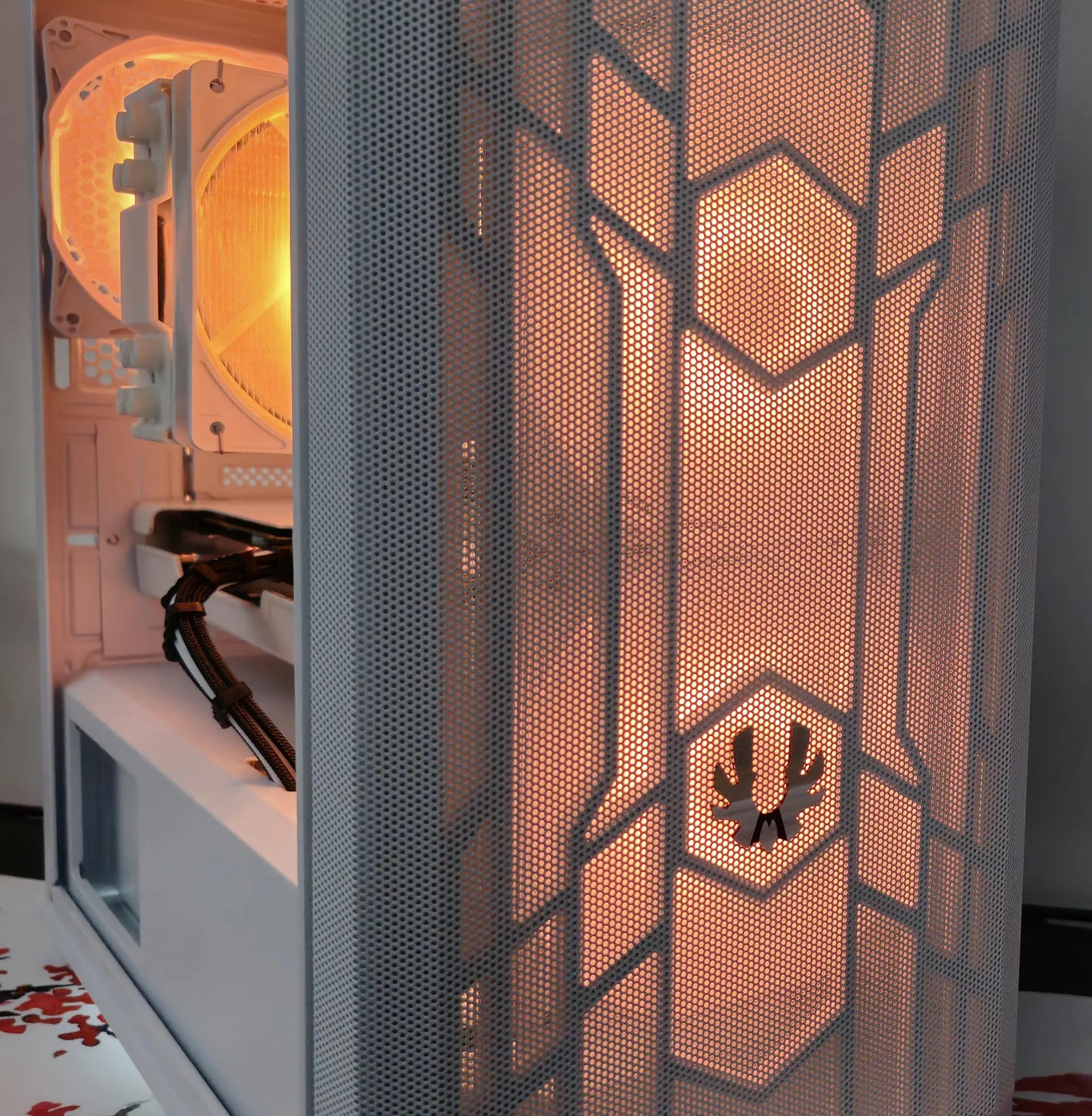 Frosty mini Mesh PC Ryzen 5 5600x / 16GB DDR4 / 1TB SSD/ RX6600 8GB