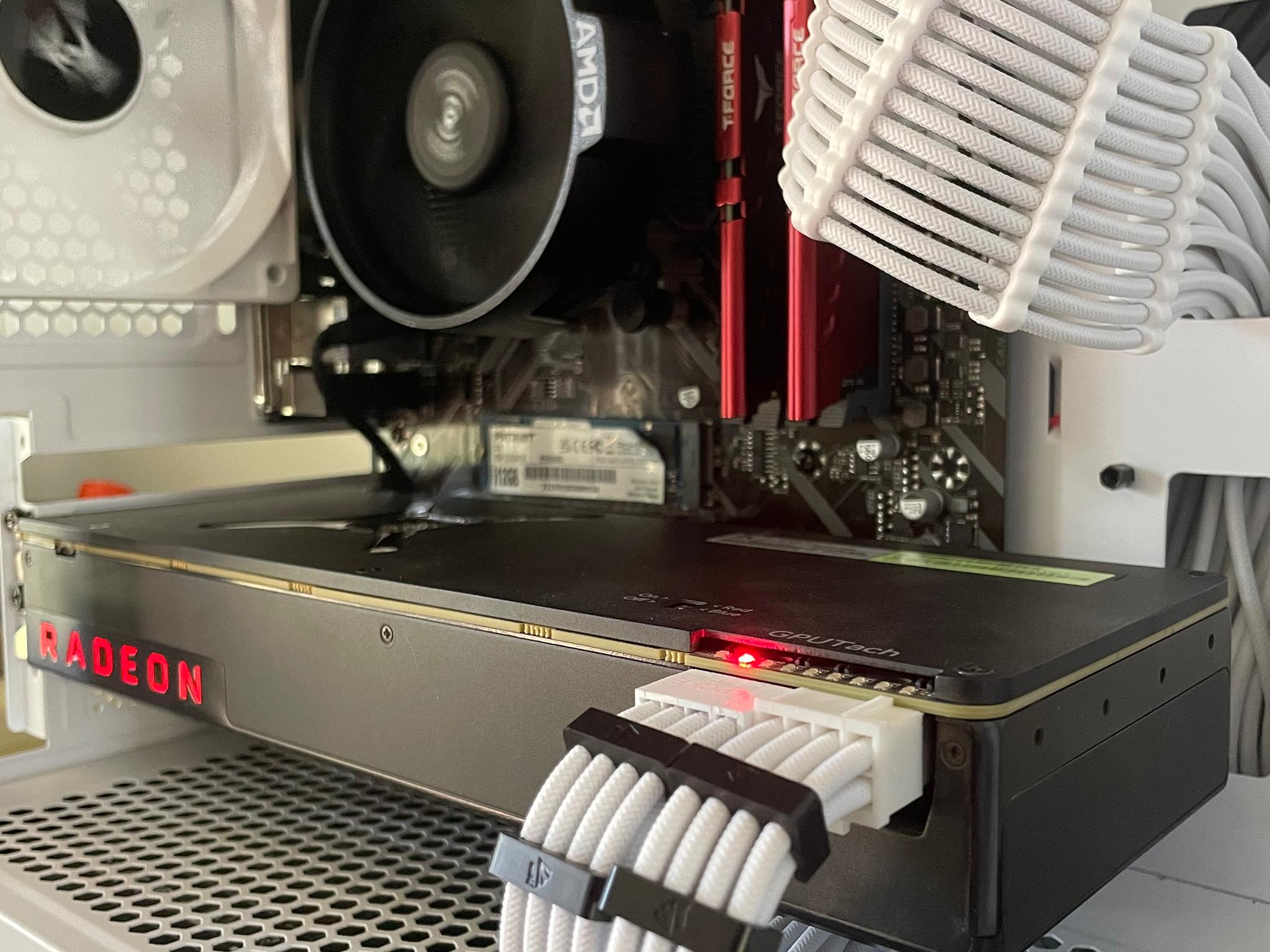 White Ryzen 7 Vega 64 gaming pc