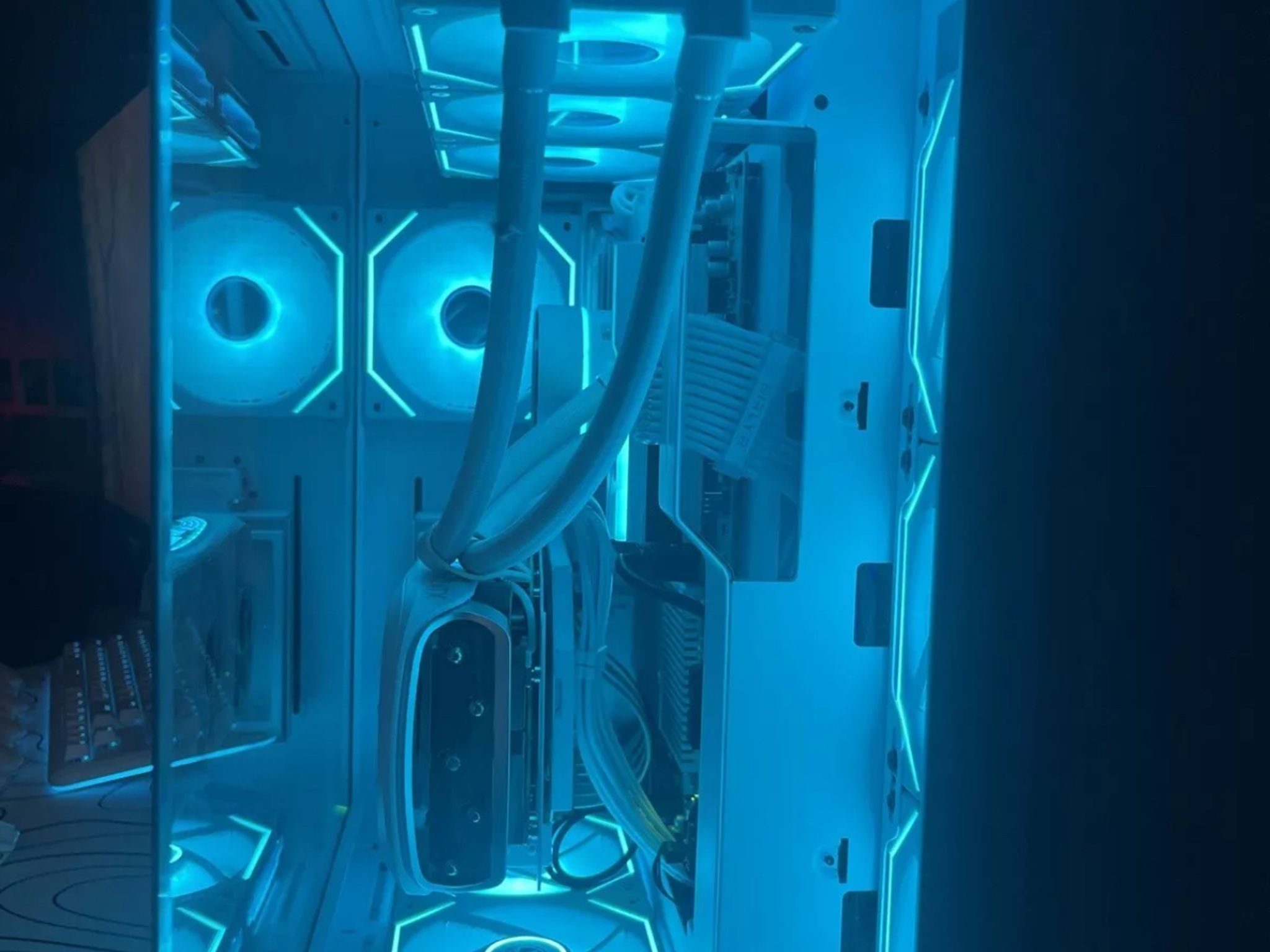 CUSTOM ALL WHITE GAMING PC