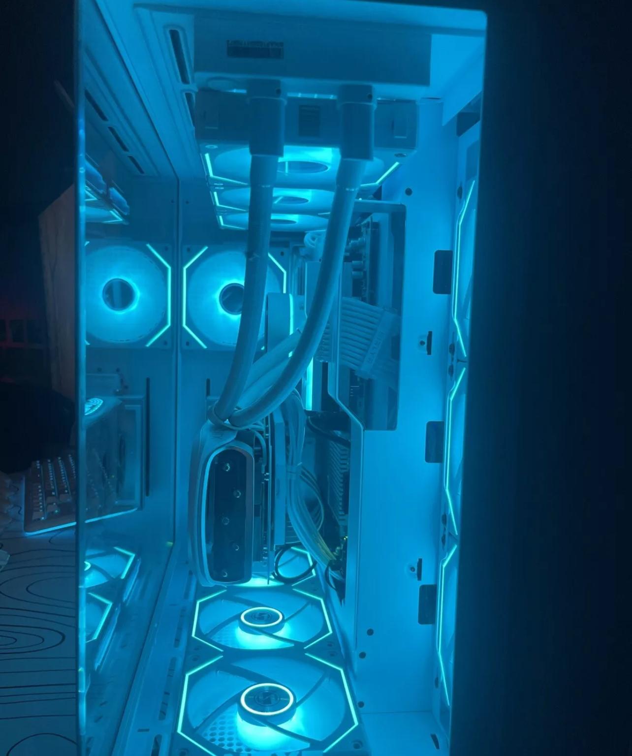 CUSTOM ALL WHITE GAMING PC