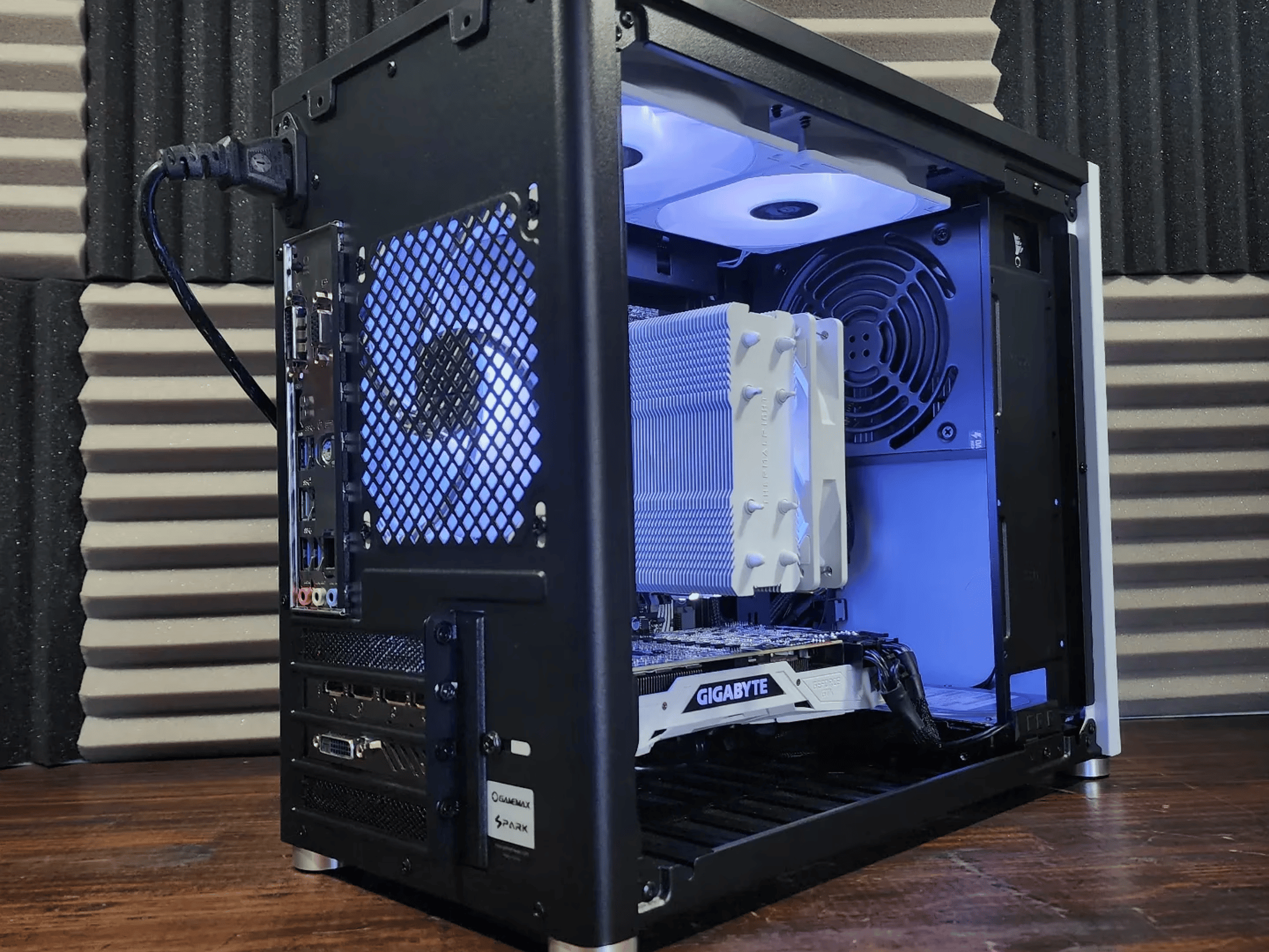 🤍🖤🤍 Gigabyte GeForce GTX 1080Ti 11GB // AMD Ryzen 7 2700X // Corsair Vengeance 16GB 2666MHz
