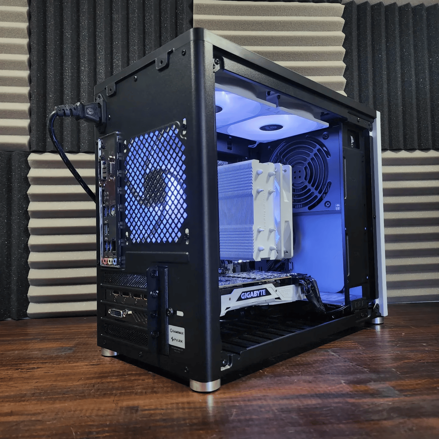 🤍🖤🤍 Gigabyte GeForce GTX 1080Ti 11GB // AMD Ryzen 7 2700X // Corsair Vengeance 16GB 2666MHz