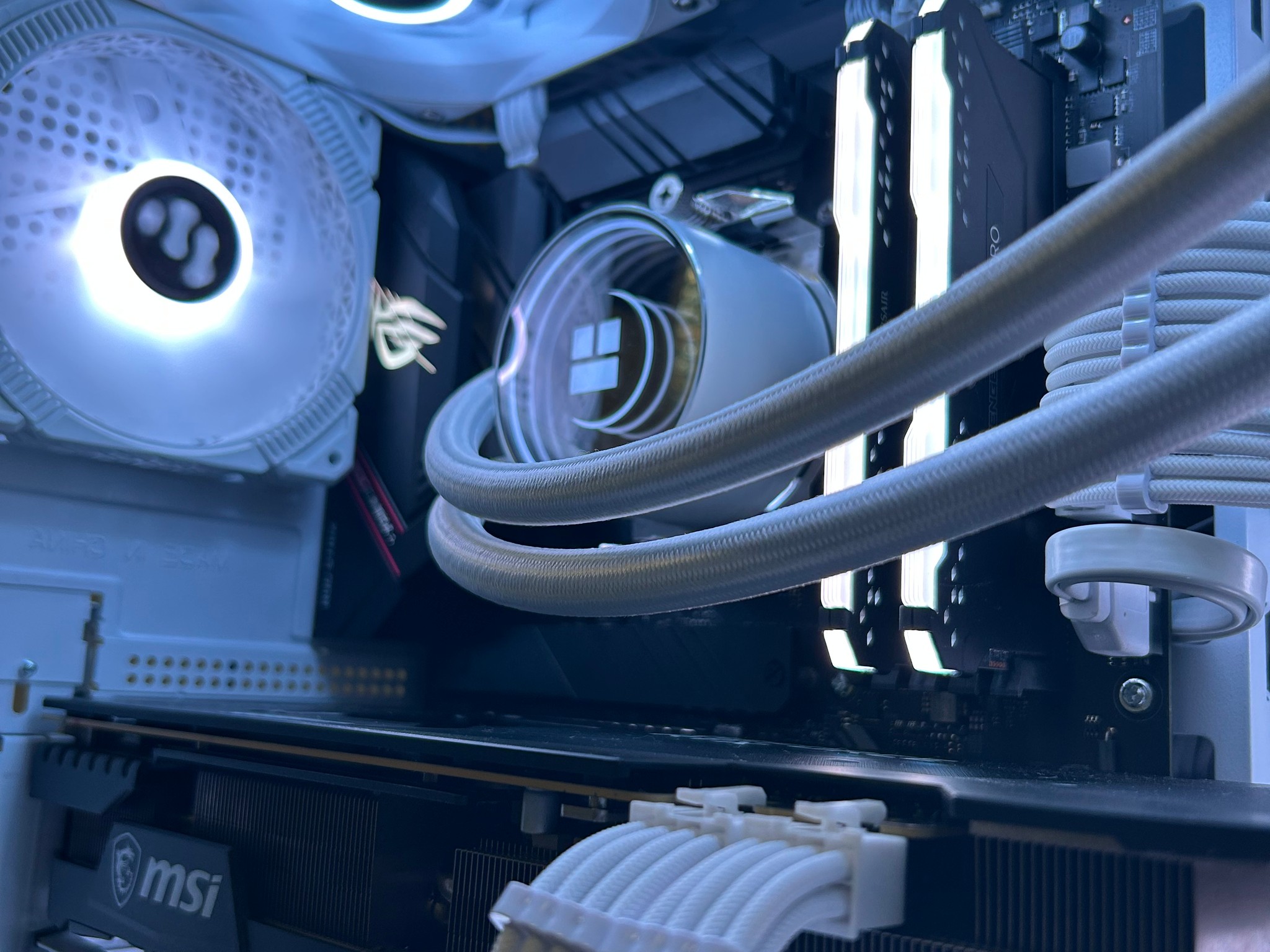 1440p Ultra Desktop – Clean White RGB Build, Ready to Play