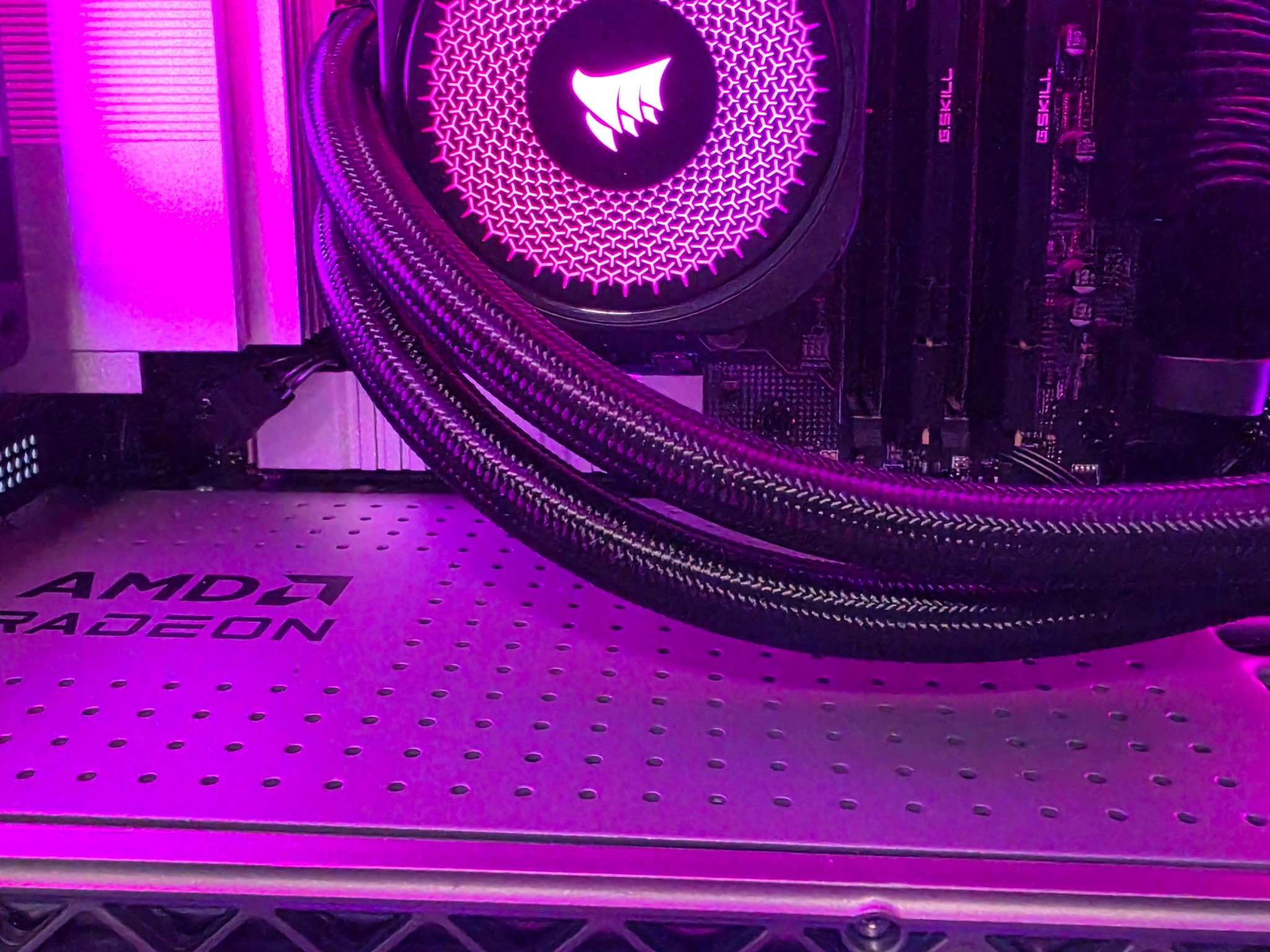 RX 9070 XT-Ryzen 9 9900x-32 GB DDR5 6000-2 TB SSD Beast Gaming PC