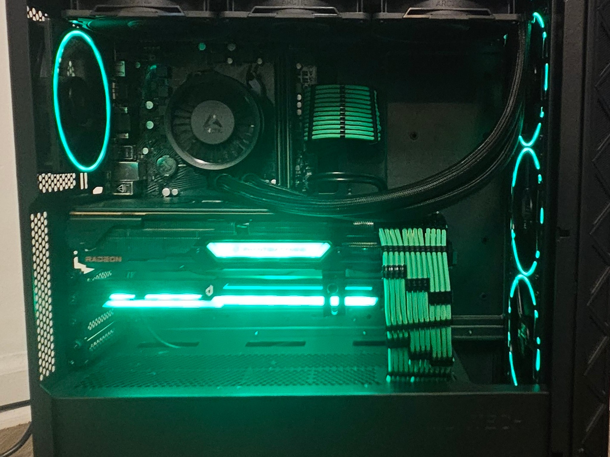 RX 6800 XT 16GB Phantom Gaming and Ryzen 7 5700