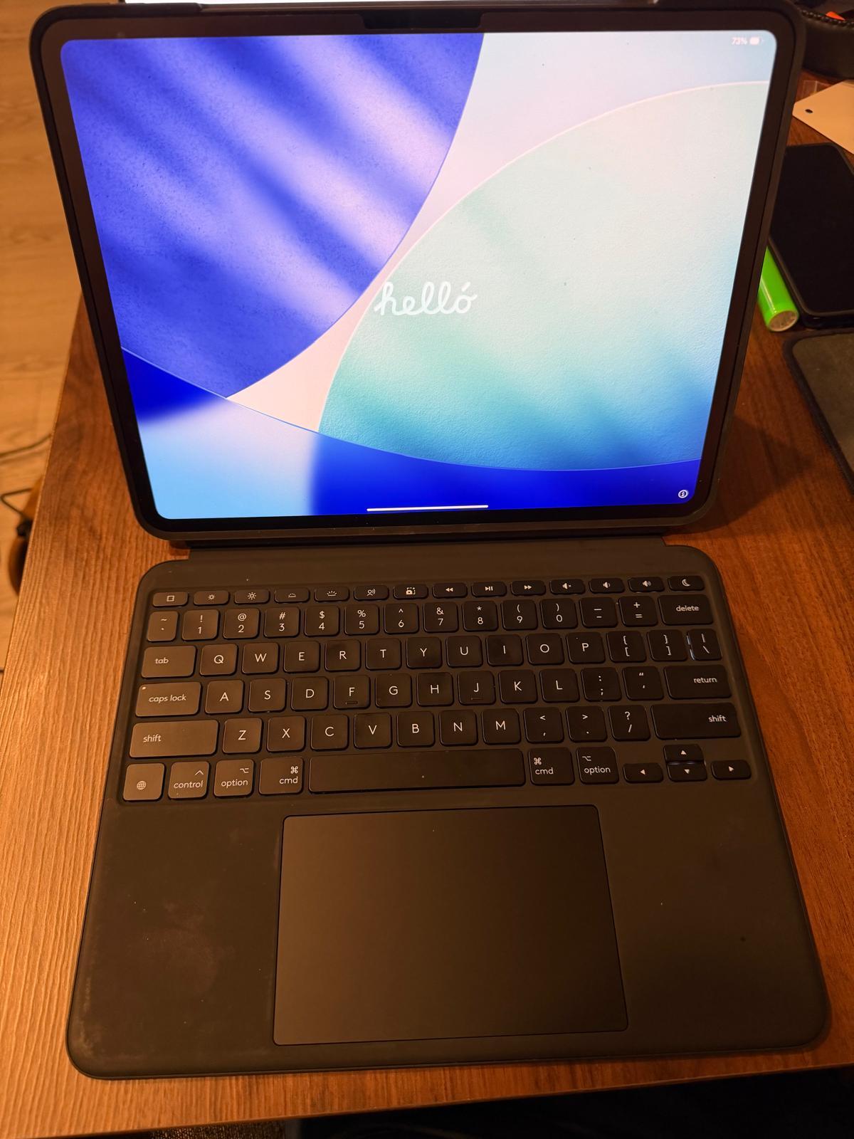 iPad pro 13 inch M4 with Pencil Pro and Logitech - Combo Touch for iPad Pro