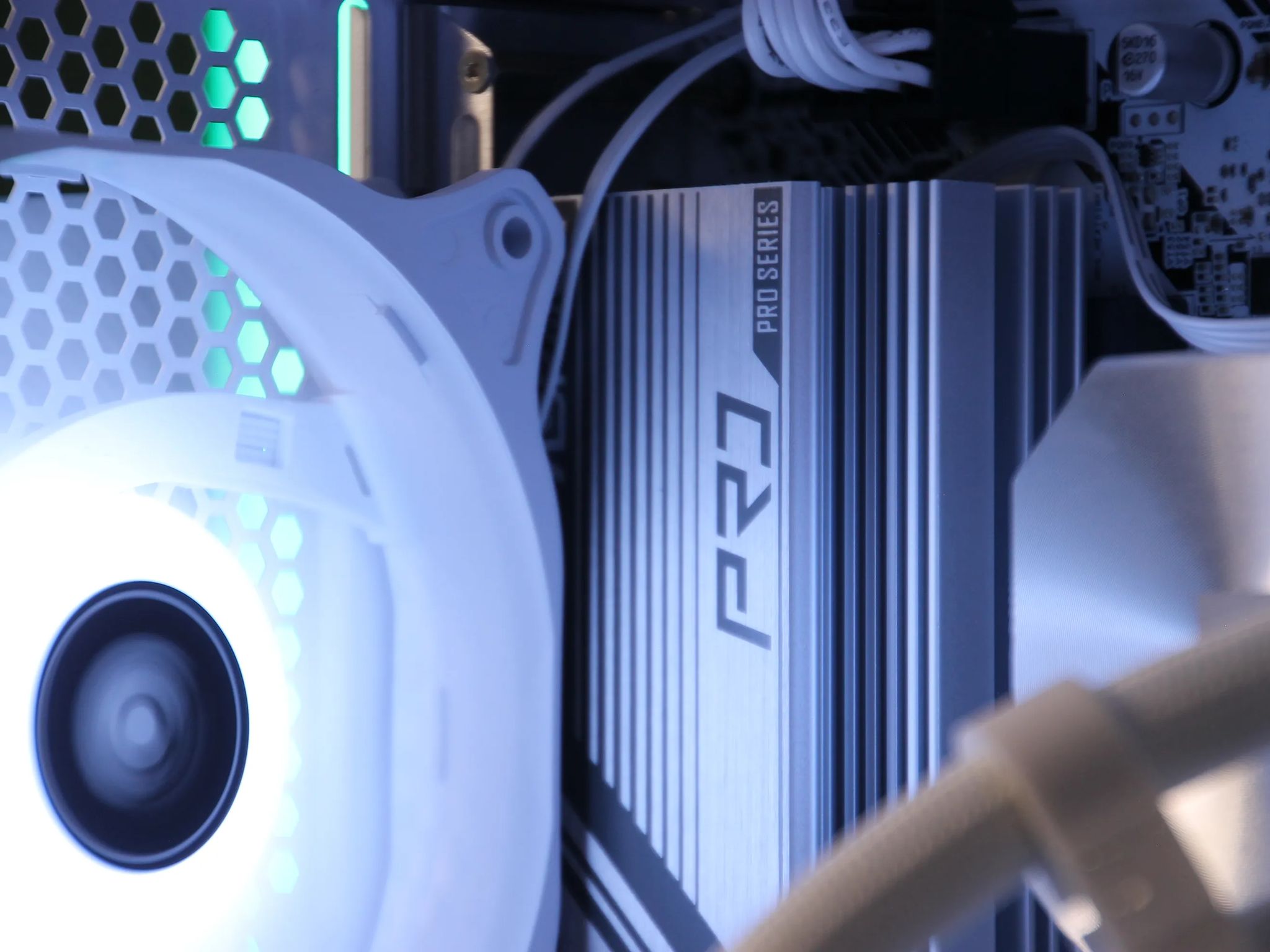 𝙄𝘾𝙀𝙀 // Ryzen 7 3700X, RTX 3070 // Mid-range Gaming PC