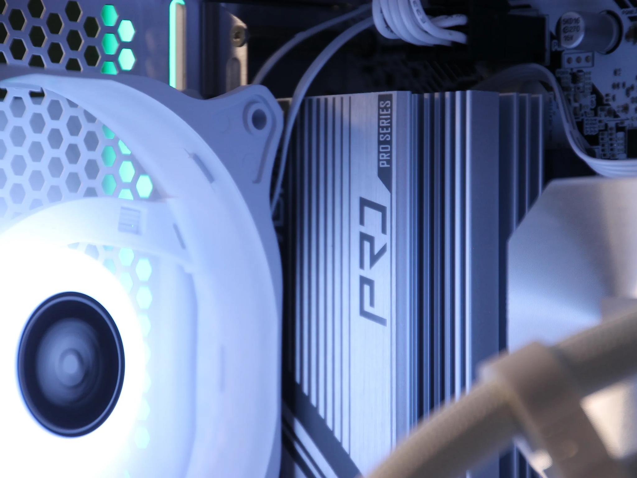 𝙄𝘾𝙀𝙀 // Ryzen 7 3700X, RTX 3070 // Mid-range Gaming PC