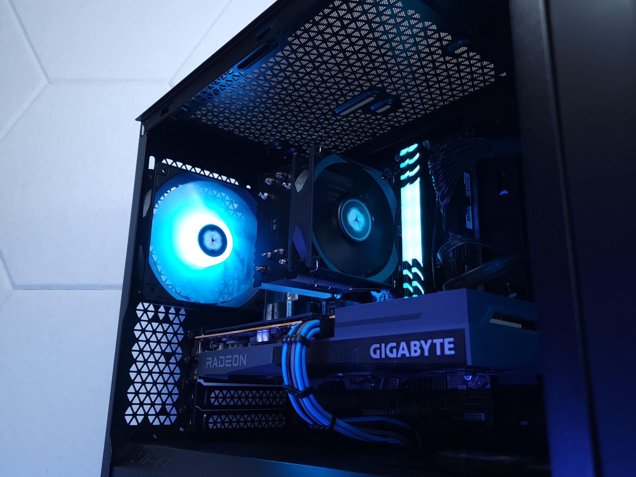 💙🖤1080p Gaming | RX 6600 | Core i3 12100F | 16GB 3200MHz | 1TB NVMe SSD