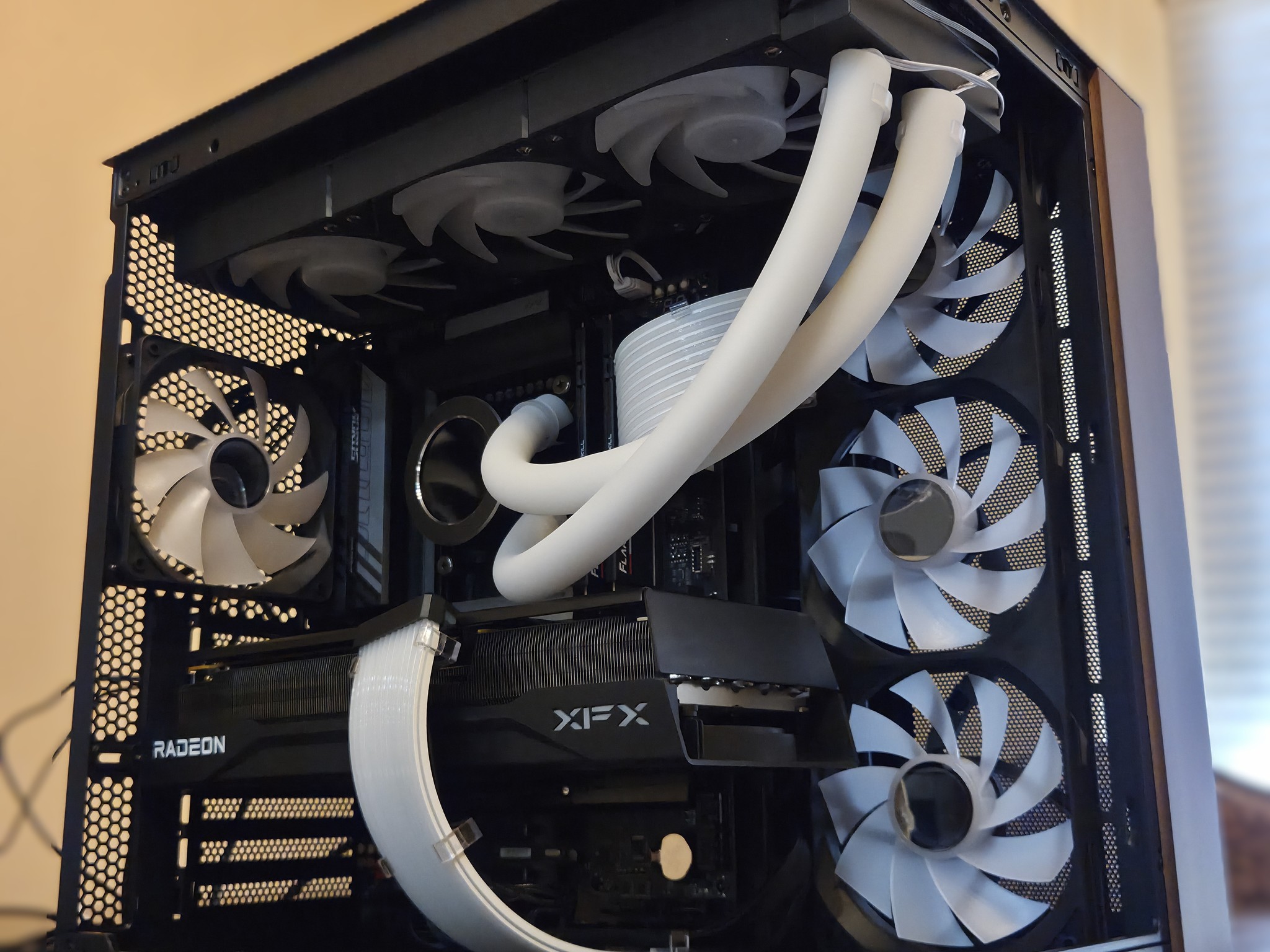 The Executor! ⚔️ – Core Ultra 7 265KF • RX 9070 XT • 32GB DDR5 • 2TB NVMe • LCD Display
