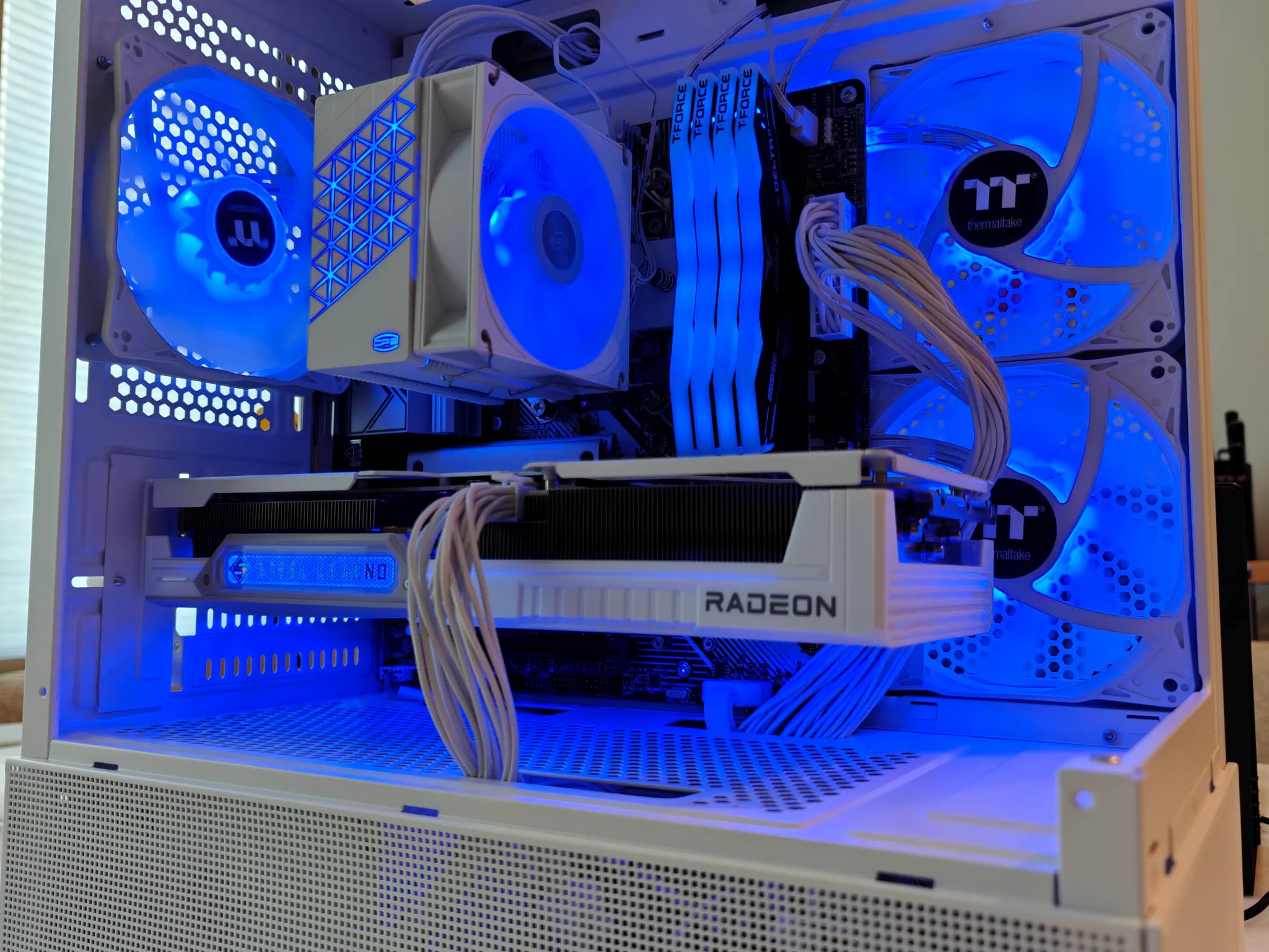 1440P - White PC - AMD Radeon RX 9060 XT 16GB - AMD Ryzen 9600X - 32GB DDR5 RAM - 1TB SSD