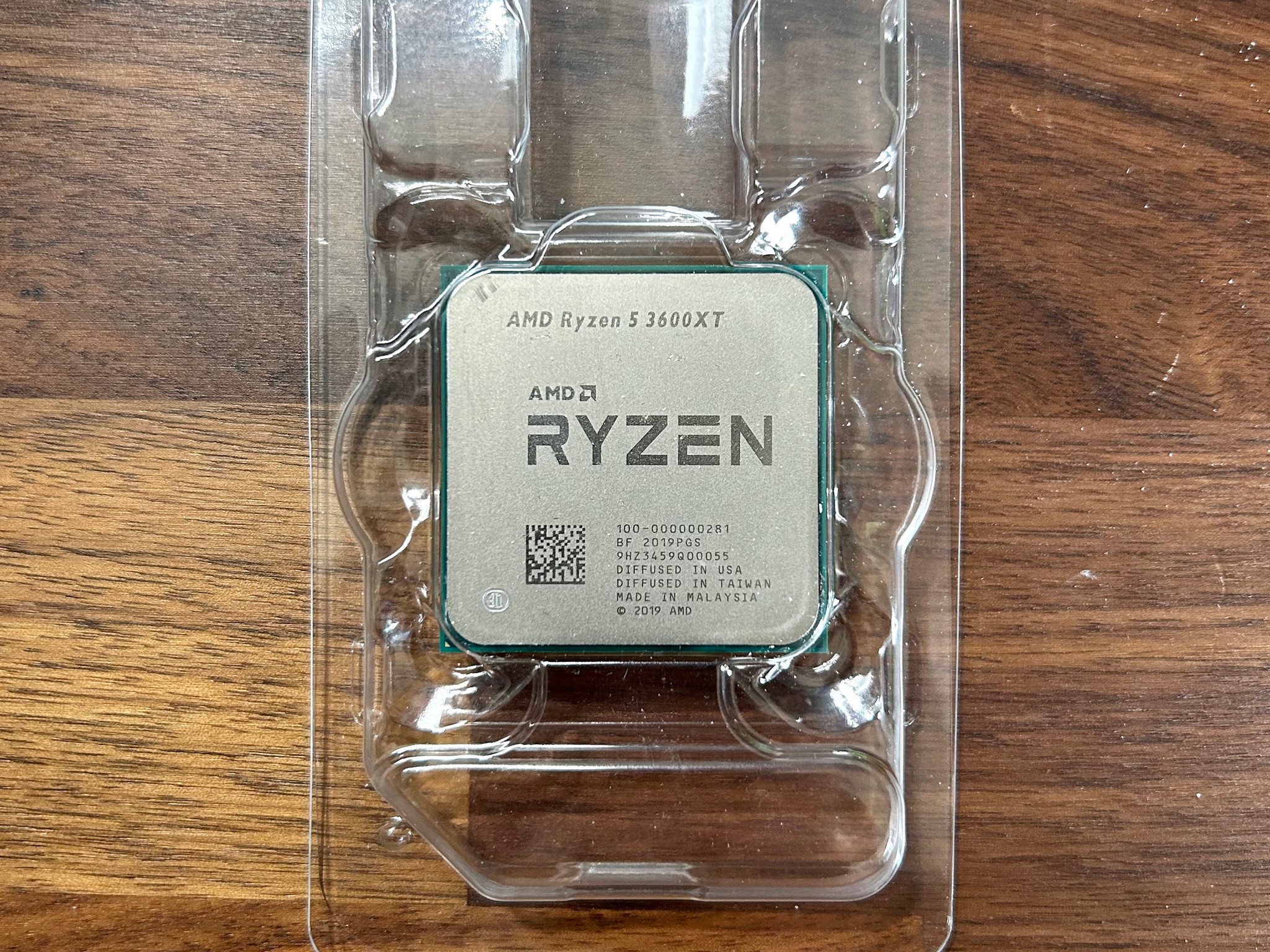AMD Ryzen 5 3600XT Processor (3.8 GHz, 6 Cores, Socket AM4)