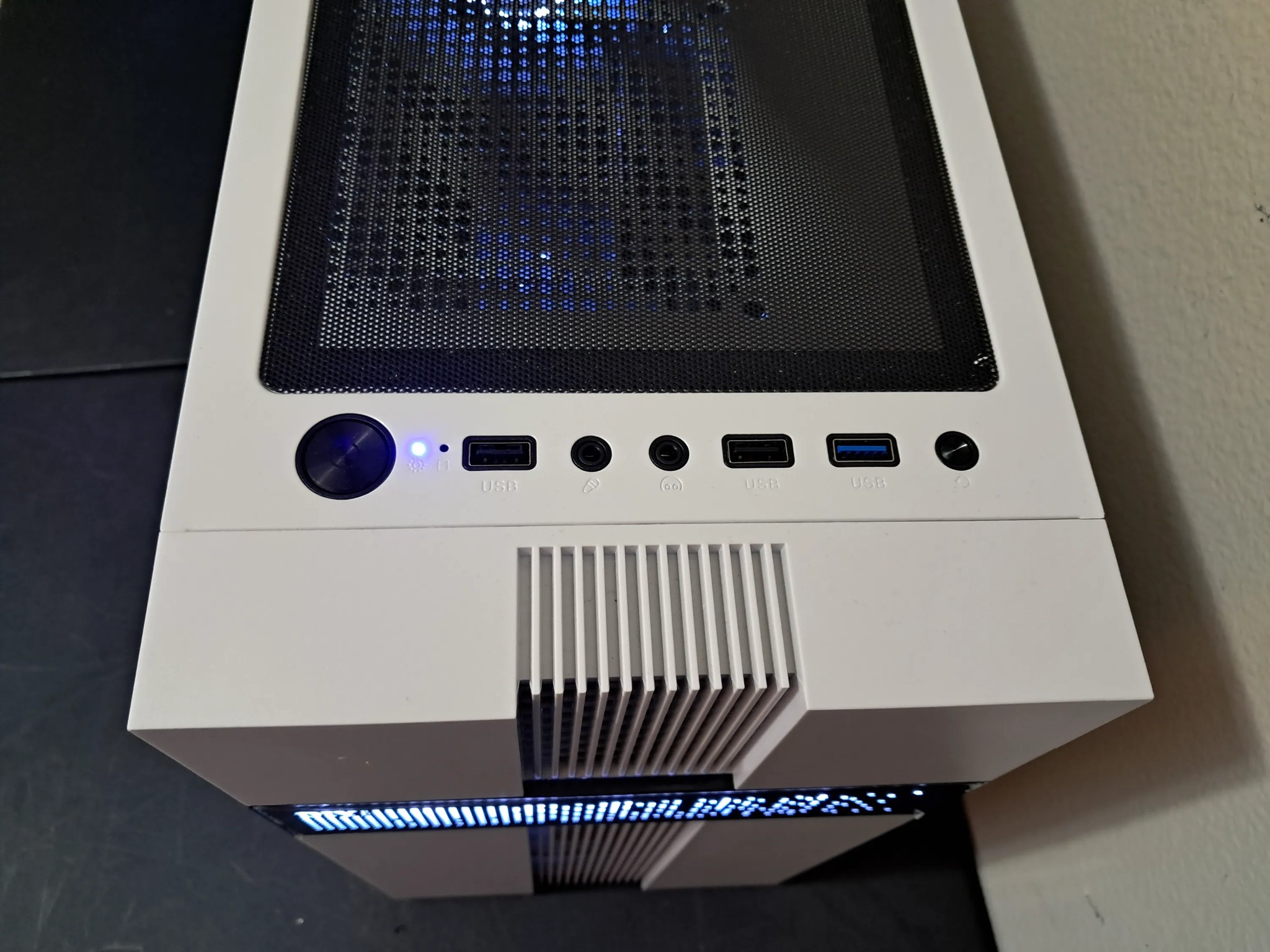 🔴⬜ Aesthetic Gaming PC ⬜🔴Nvidia GTX 1070 Ti | Ryzen 5 1600 (6C/12T) | 1TB SSD | 16GB DDR4-3200