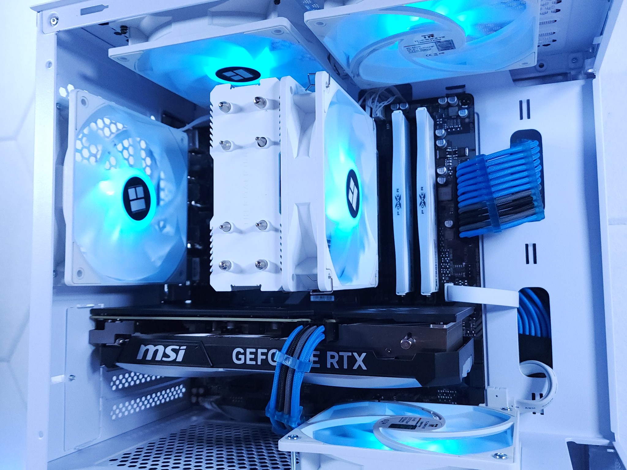 💙🤍RTX 4070 || Ryzen 5 7500F || 2TB NVMe SSD || 32GB 6000MHz DDR5 || 1440p Gaming Computer