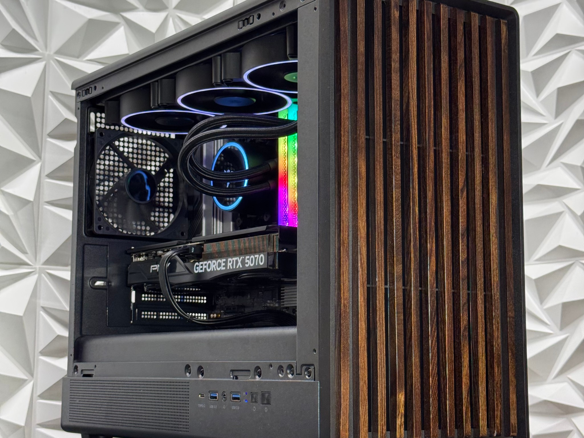 Rtx 5070 / Ryzen 9 7900X3D / 32GB 5200MHz DDR5 / 1Tb crucial Nvme / Windows 11 pro