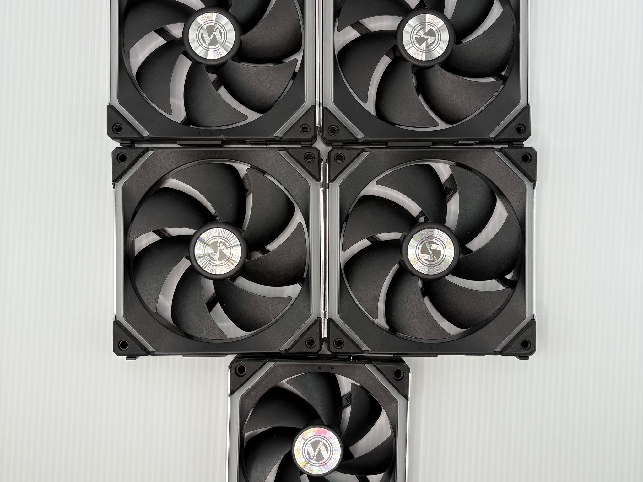 Lian Li UNI FAN Bundle – (4) SL140 + (1) SL120 V2 + Tons of Accessories
