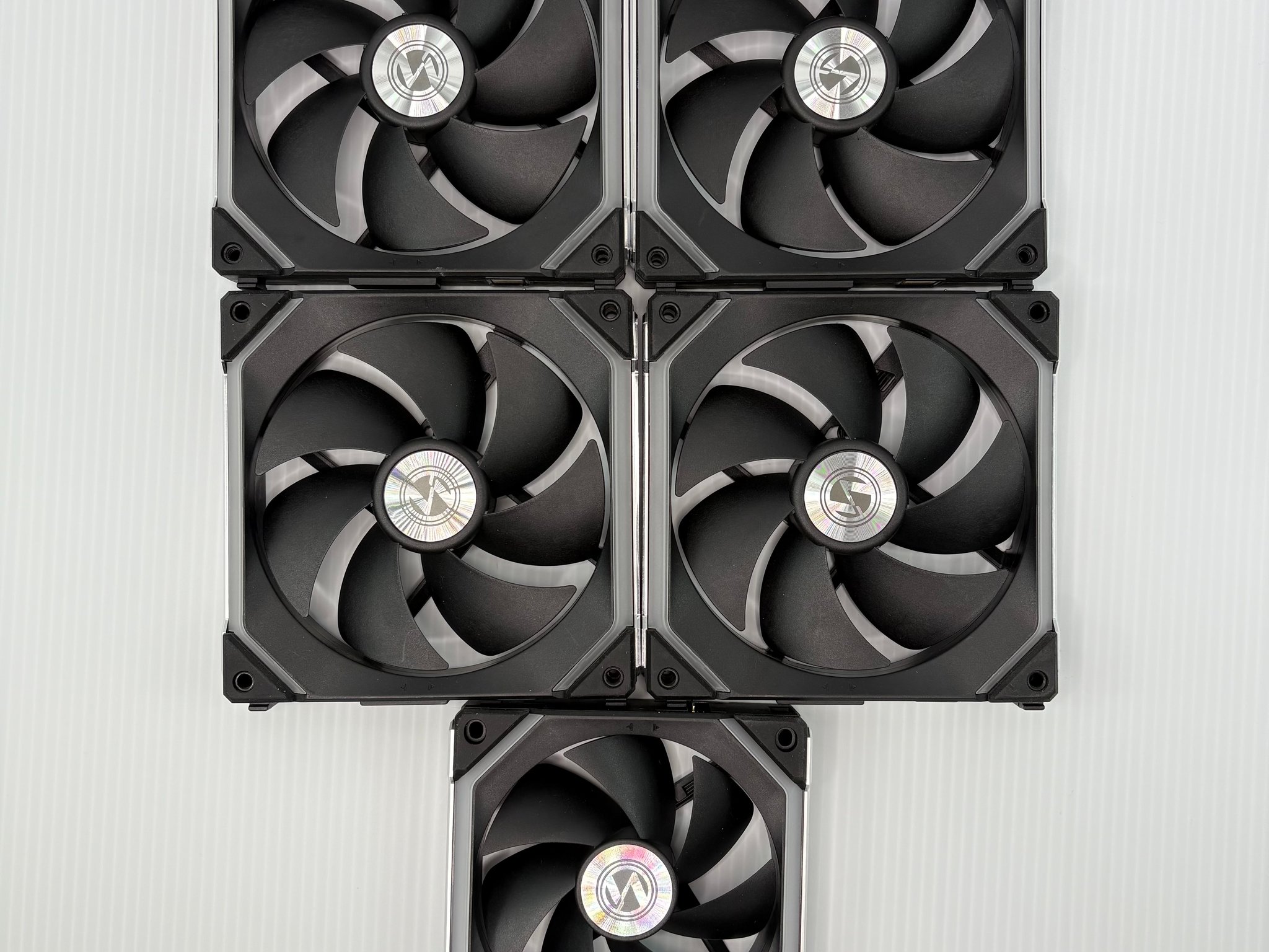 Lian Li UNI FAN Bundle – (4) SL140 + (1) SL120 V2 + Tons of Accessories