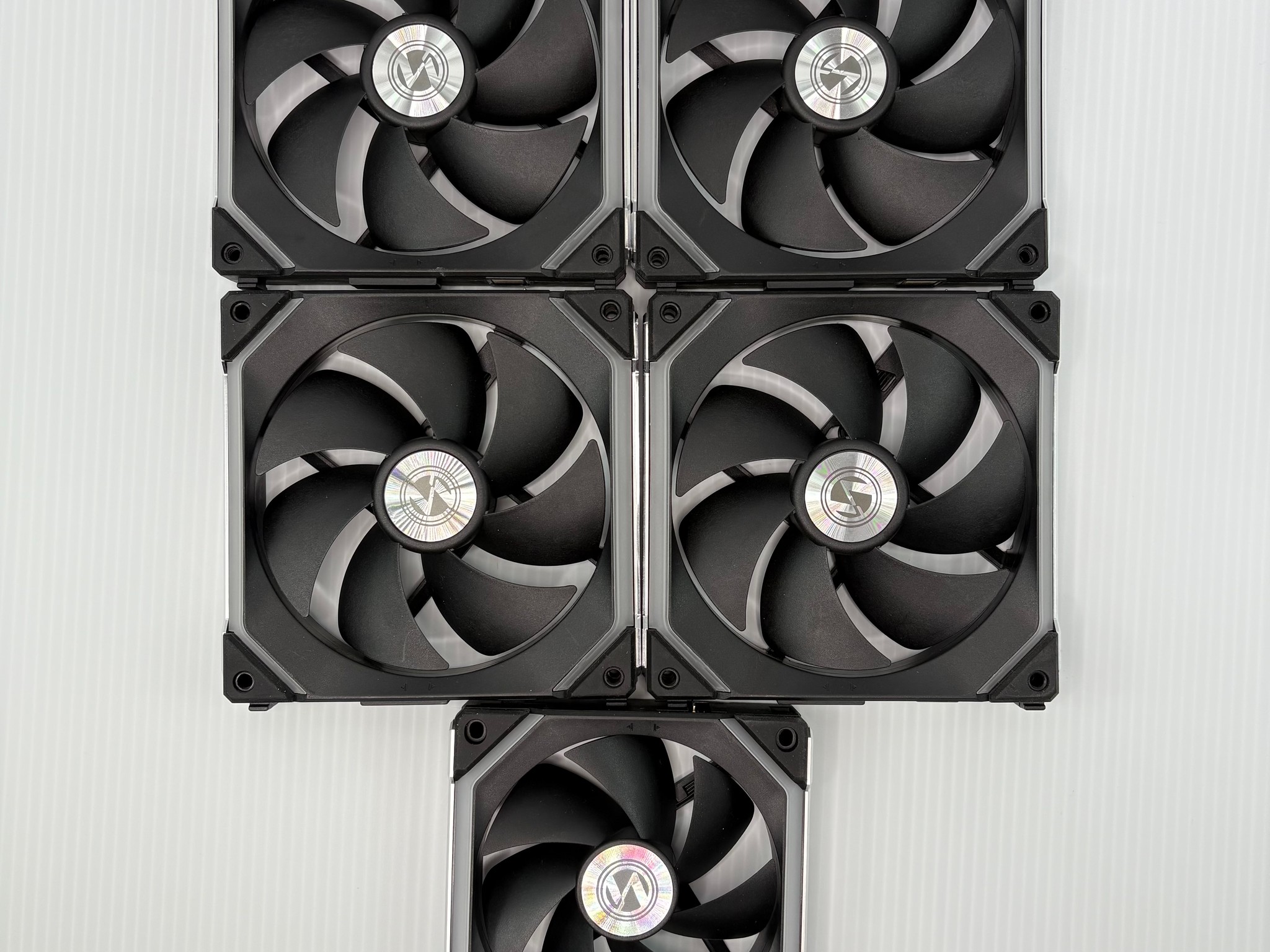 Lian Li UNI FAN Bundle – (4) SL140 + (1) SL120 V2 + Tons of Accessories