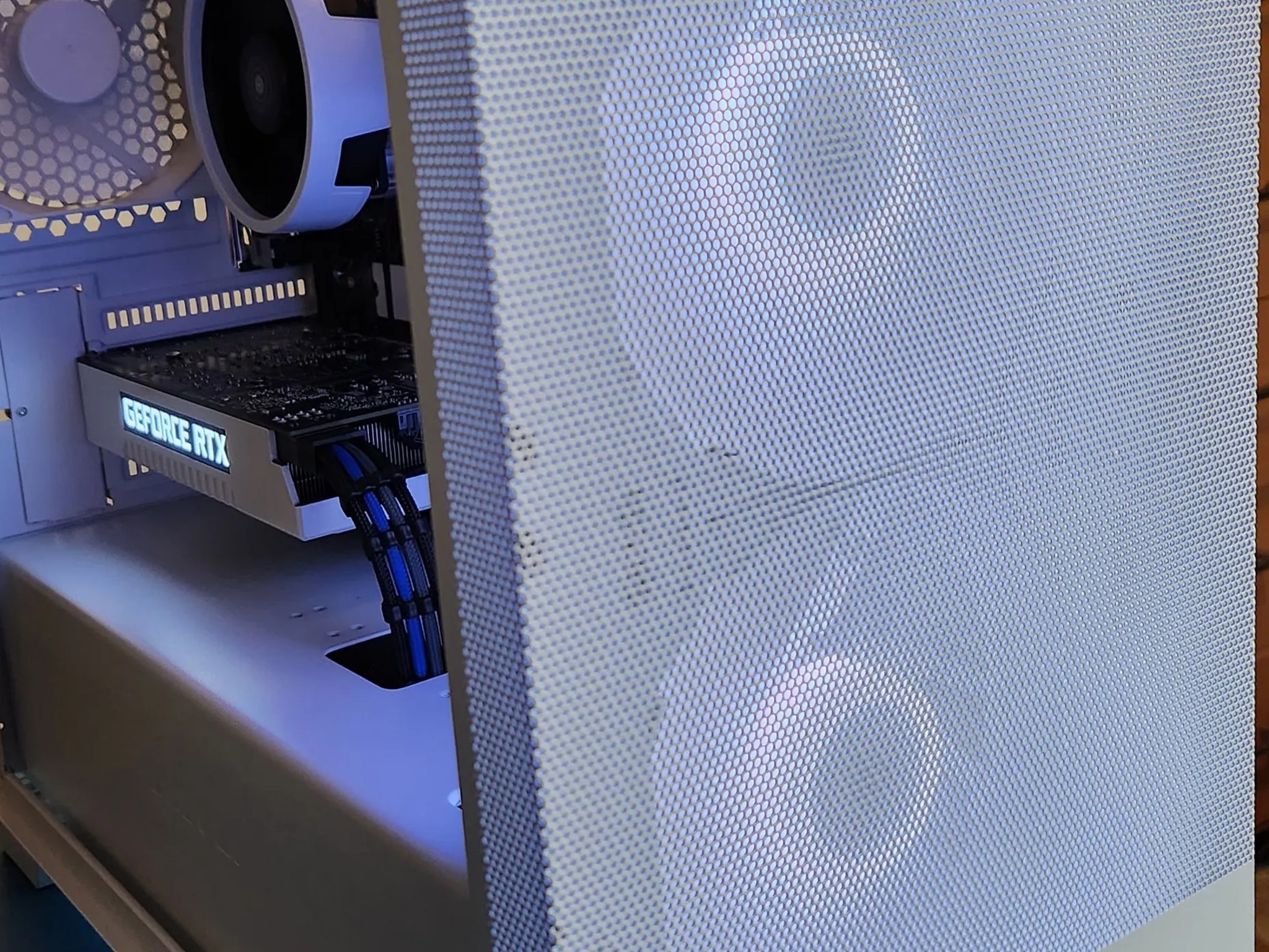 Frosty Mini Mesh Gaming PC Ryzen 5 3600 / 16GB DDR4 / 1TB SSD / RTX 2060