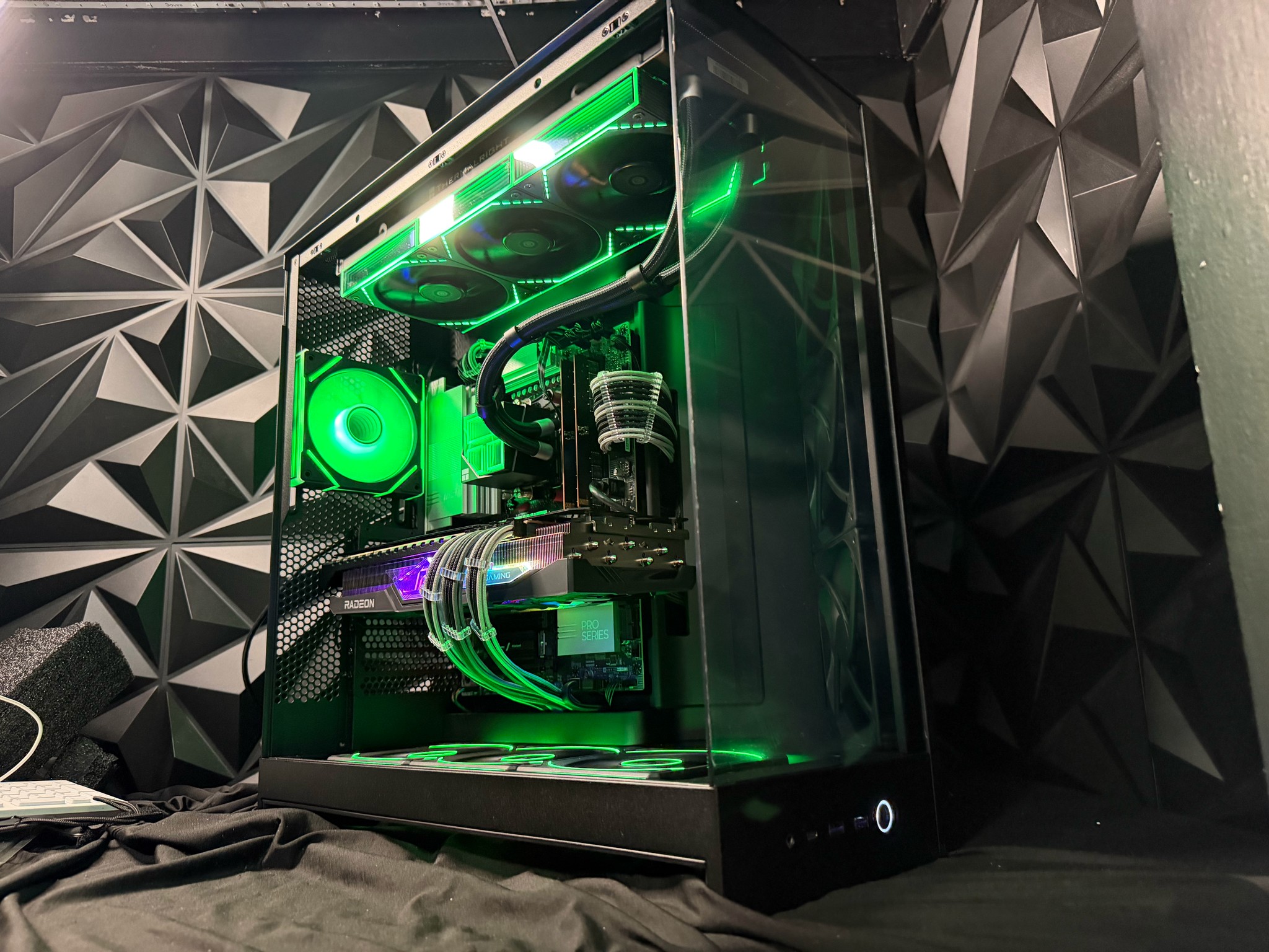🌌⚡ NEON FLOW ⚡🌌Ryzen 9 9900X| RX 7900 XTX 24 GB | 64 GB DDR5| 4 TB NVMe| 1000W PSU