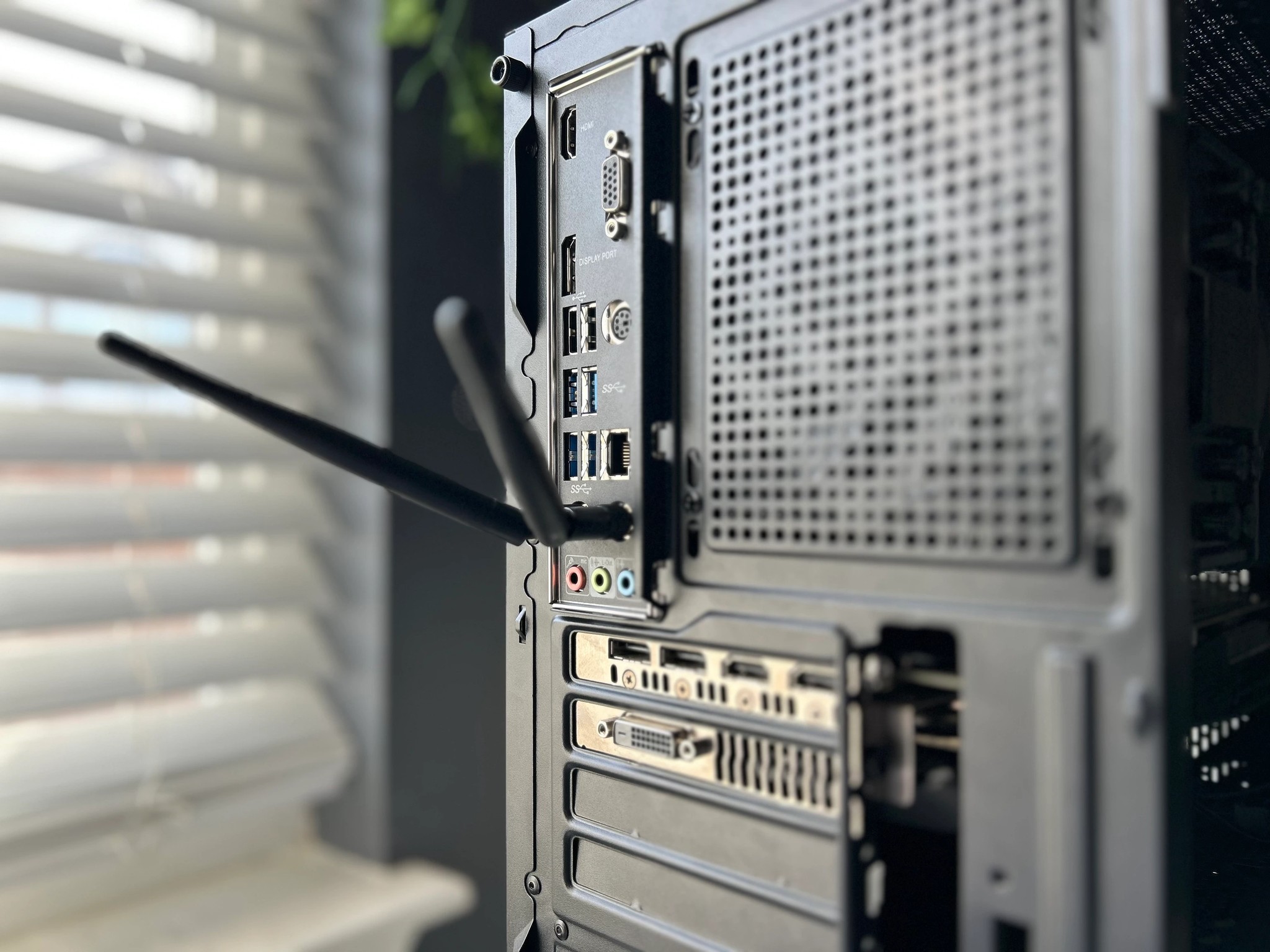 Compact RGB Gaming PC | GTX 1070 // Intel i5 10400