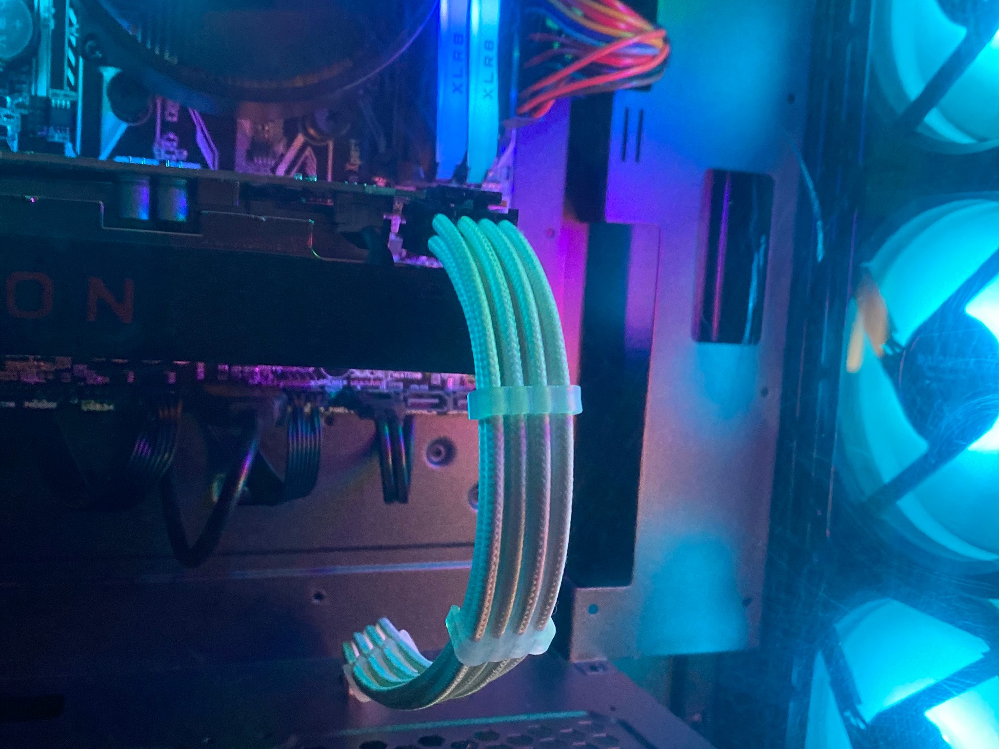 隠された宝石 💎|Ryzen 5|RX 5300|RDNA 1|16GB (2x8GB)RGB RAM @3200MHz|1TB WD Blue SSD|Windows 11 Pro