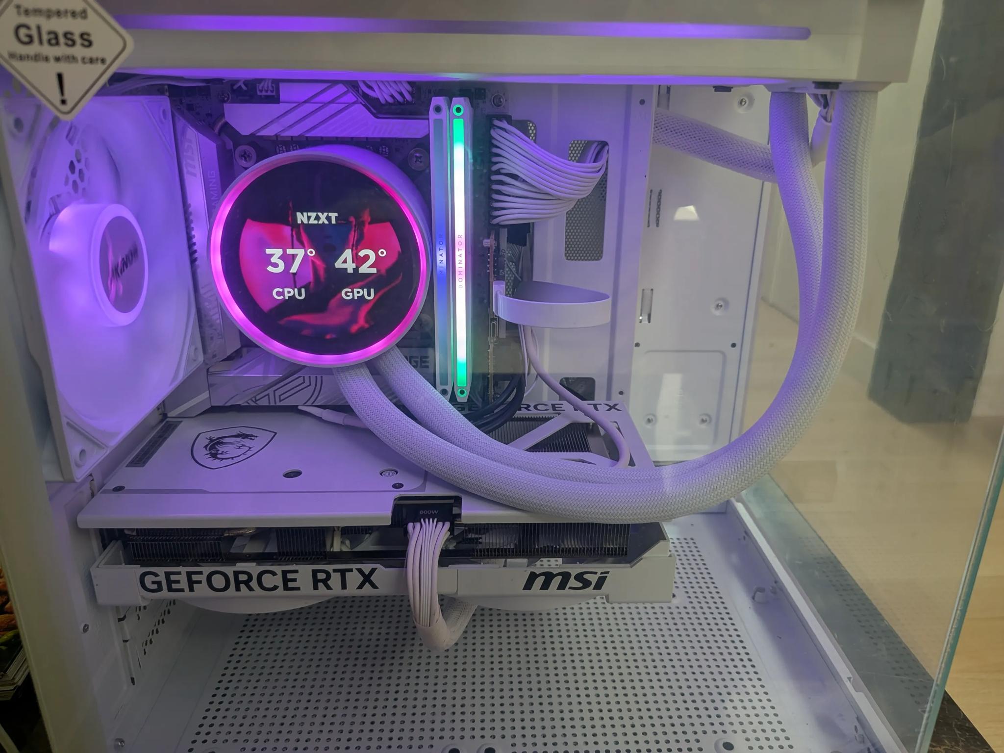 Saja Boys Ice - RTX 5070, Intel Core Ultra 7 265K, 32 GB DDR5, 2 TB Gen 4 NVME, RGB, Liquid Cooled