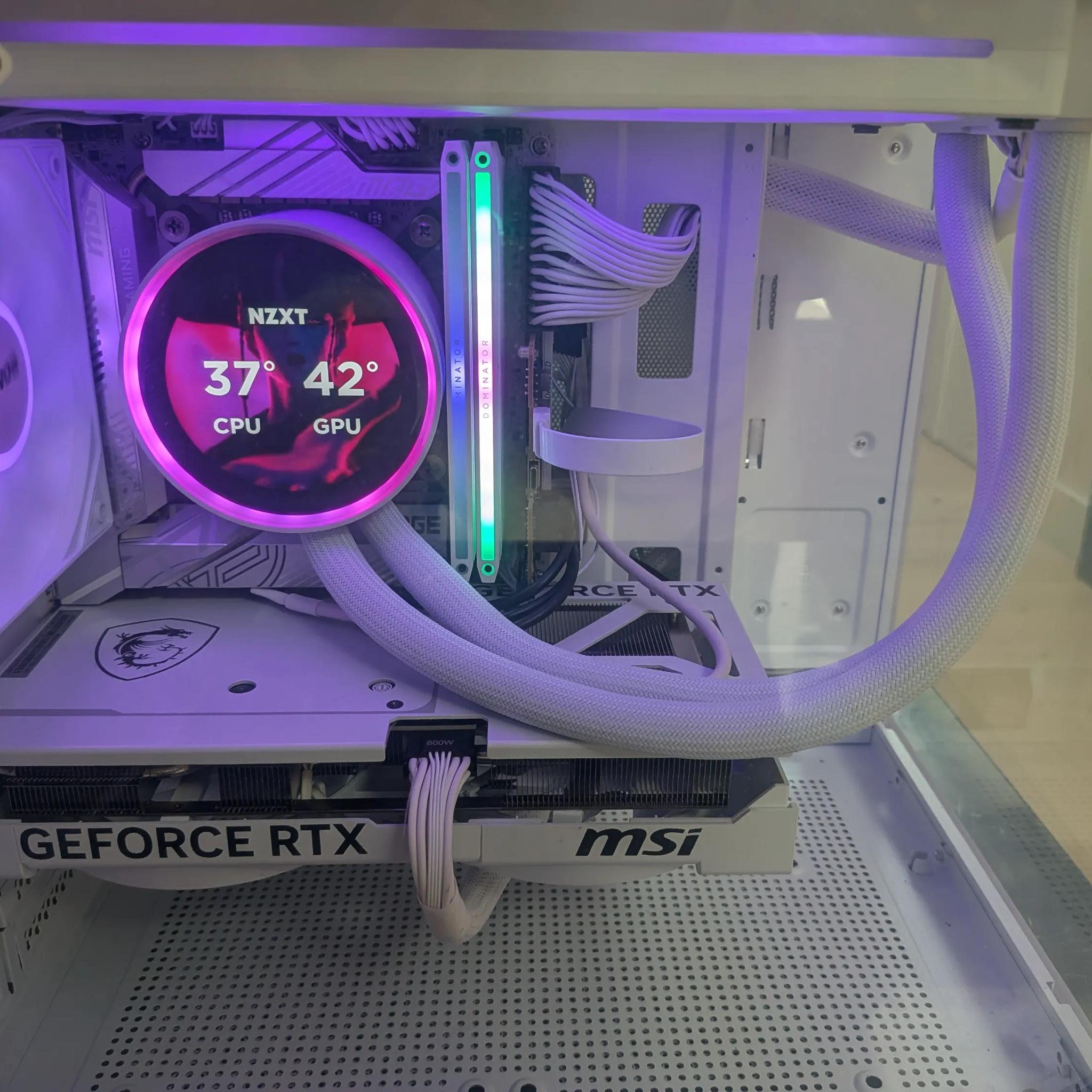 Saja Boys Ice - RTX 5070, Intel Core Ultra 7 265K, 32 GB DDR5, 2 TB Gen 4 NVME, RGB, Liquid Cooled