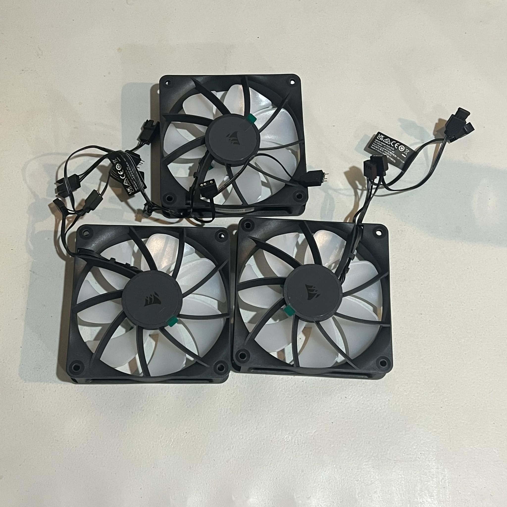 CORSAIR iCUE Link RX120 RGB 120mm PWM Fans with iCUE Link System Hub - Magnetic Dome Bearing