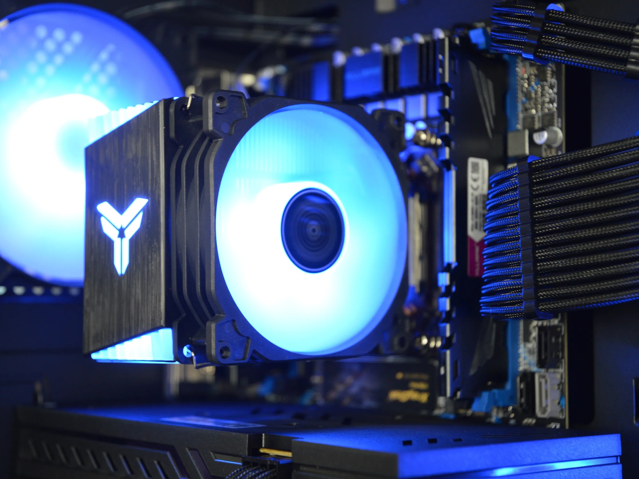 🟣⚫️| RX 580 8GB | INTEL XEON E5 2670 V3 | 16GB DDR4 RAM | 1TB NVME SSD | Royal Darkness |