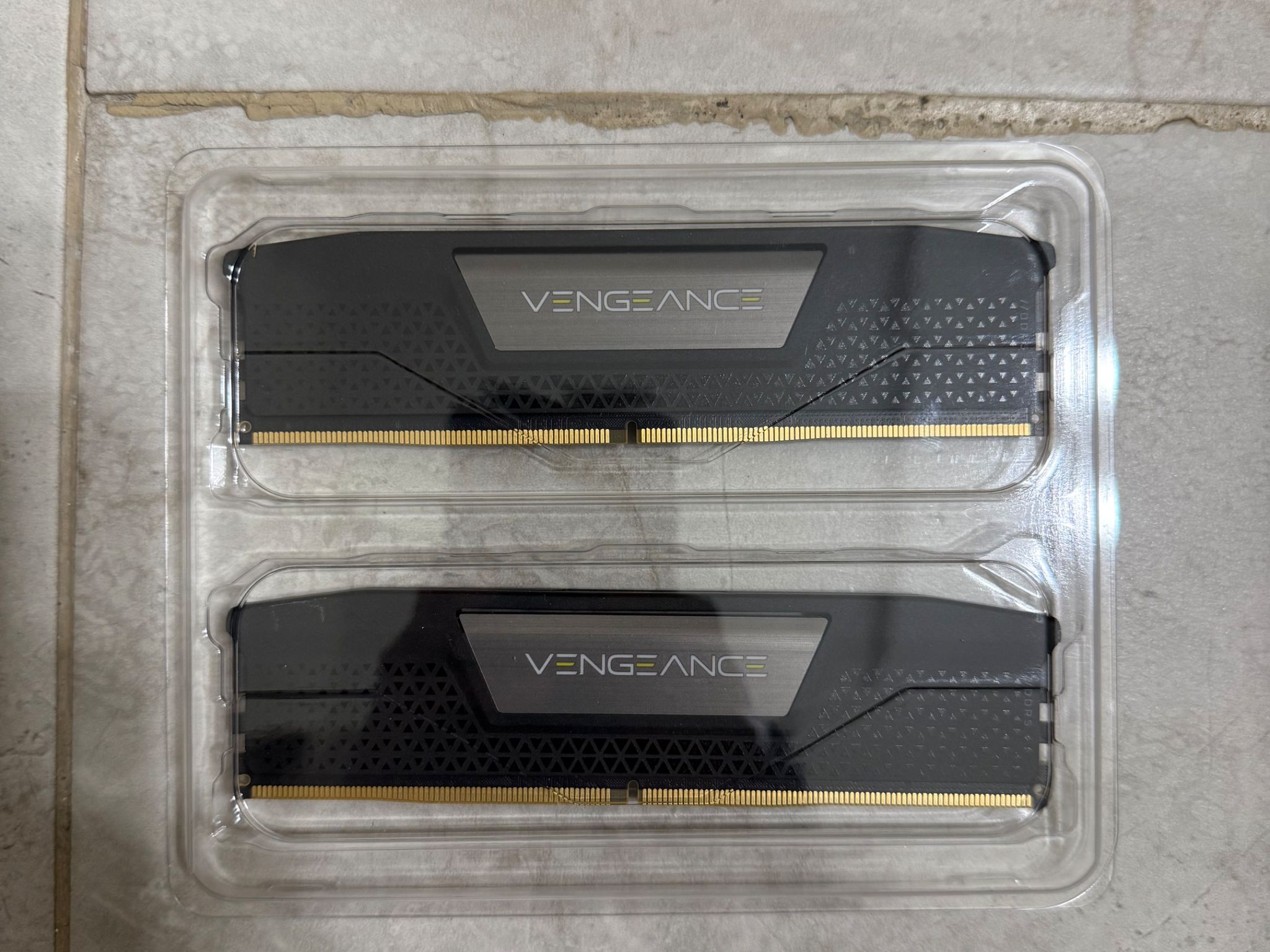 CORSAIR Vengeance 32GB (2 x 16GB) 288-Pin PC RAM DDR5 6000 (PC5 48000) Model CMK32GX5M2E6000C36