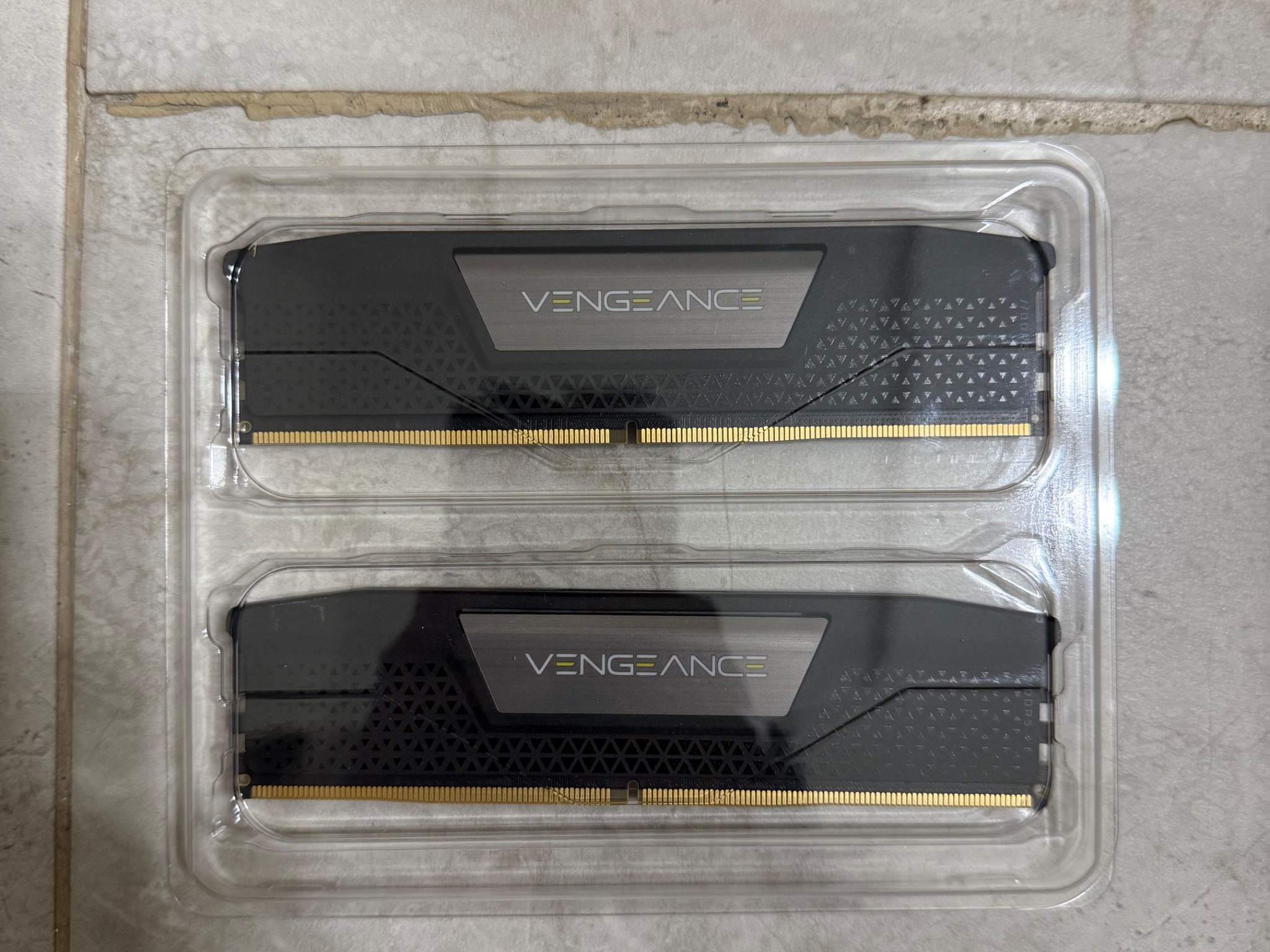 CORSAIR Vengeance 32GB (2 x 16GB) 288-Pin PC RAM DDR5 6000 (PC5 48000) Model CMK32GX5M2E6000C36