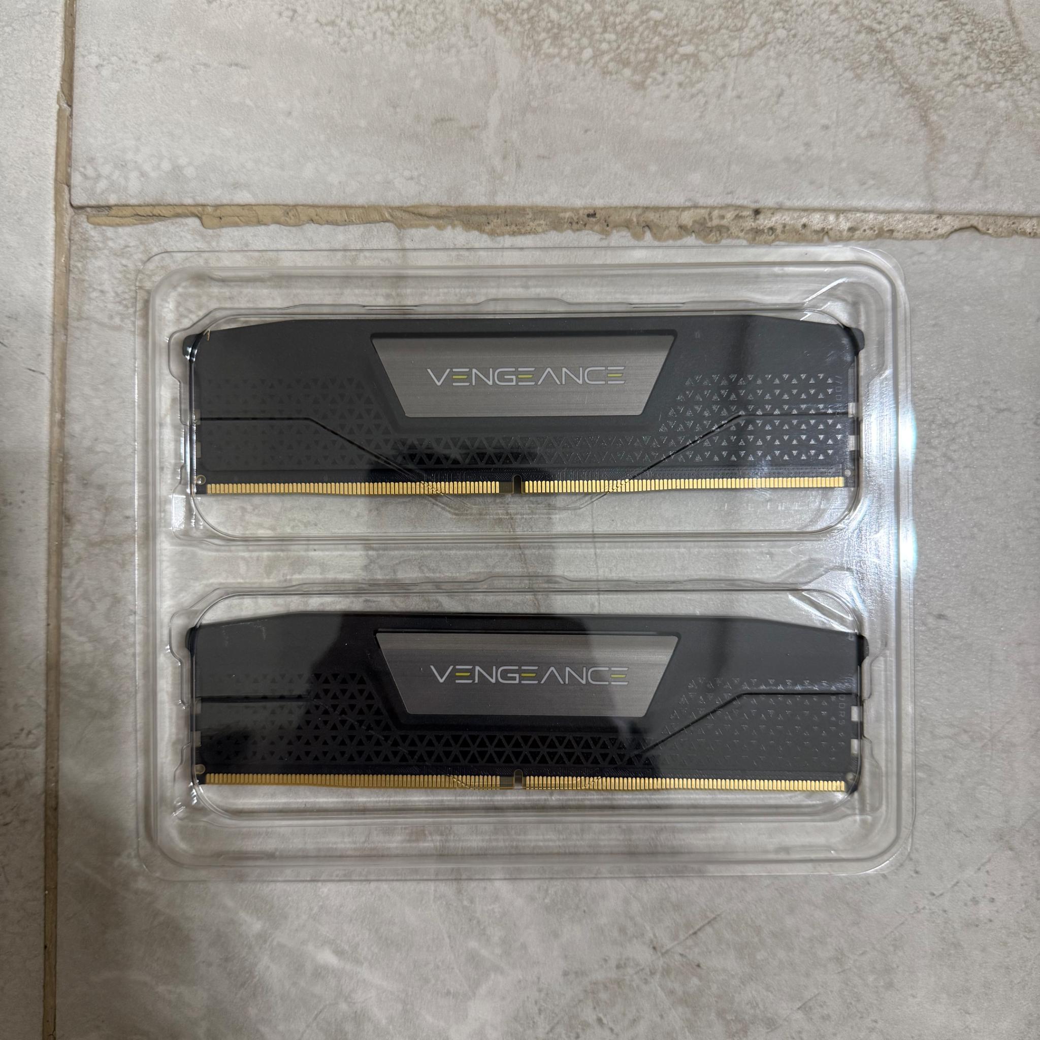 CORSAIR Vengeance 32GB (2 x 16GB) 288-Pin PC RAM DDR5 6000 (PC5 48000) Model CMK32GX5M2E6000C36