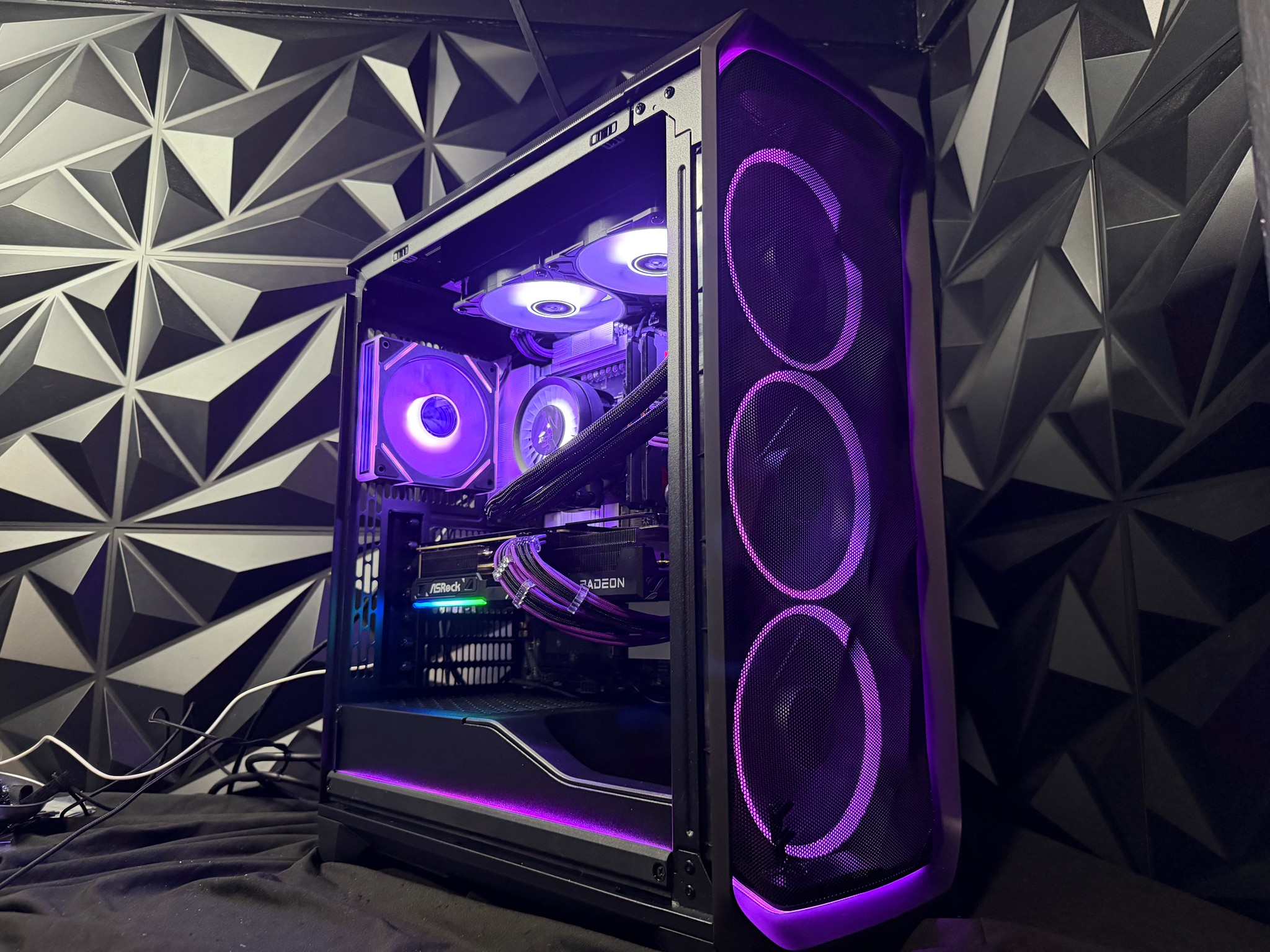 💜🌆 VIOLET CITY 🌆💜Ryzen 5 9600X| RX 9070XT| 32 GB DDR5|2 TB NVMe| 850W PSU