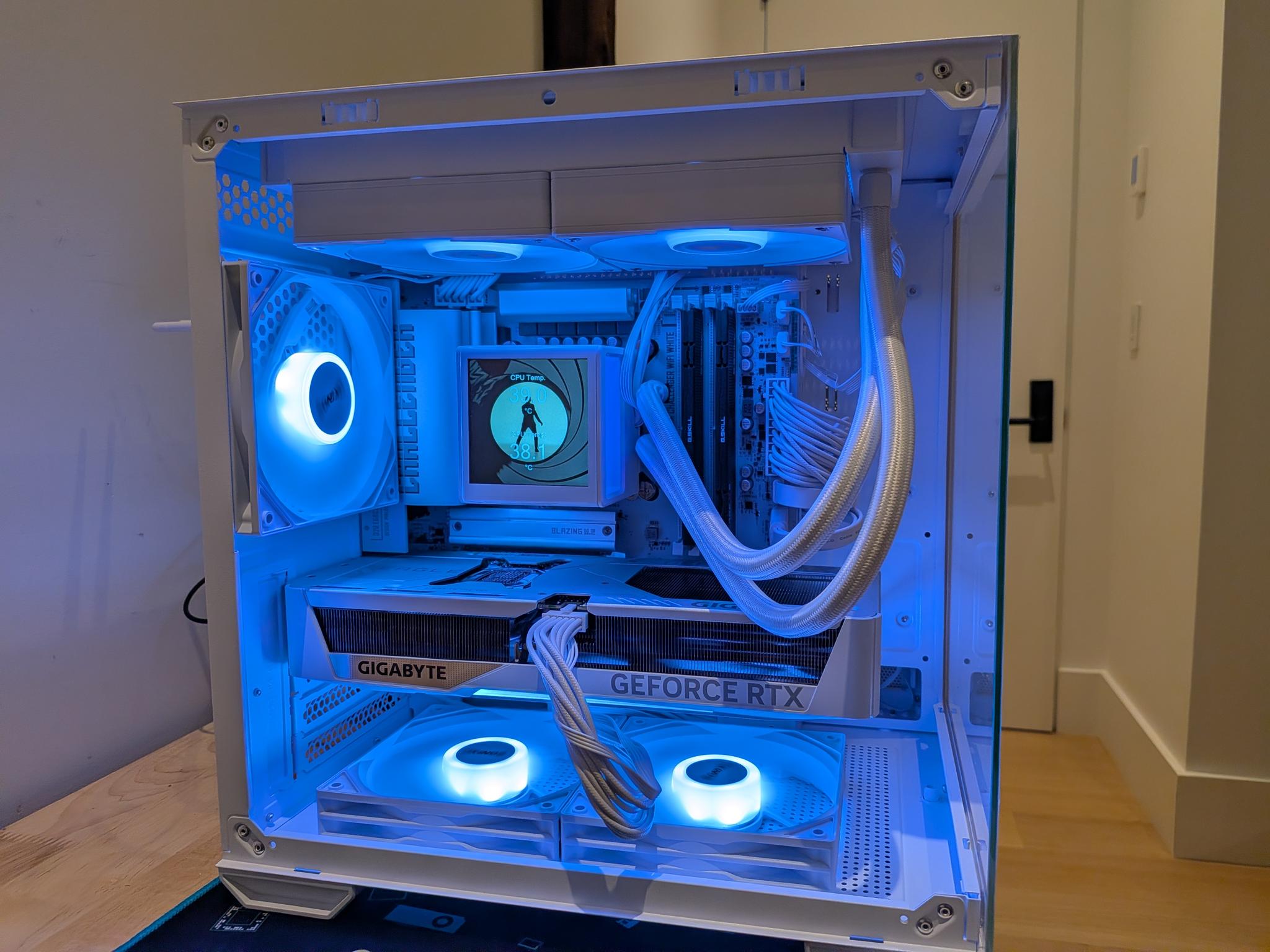 1440p First Light - RTX 5070, Core Ultra 5 250K Plus, 32 GB DDR5 RAM, 2 TB Gen 4, Liquid Cooled, RGB