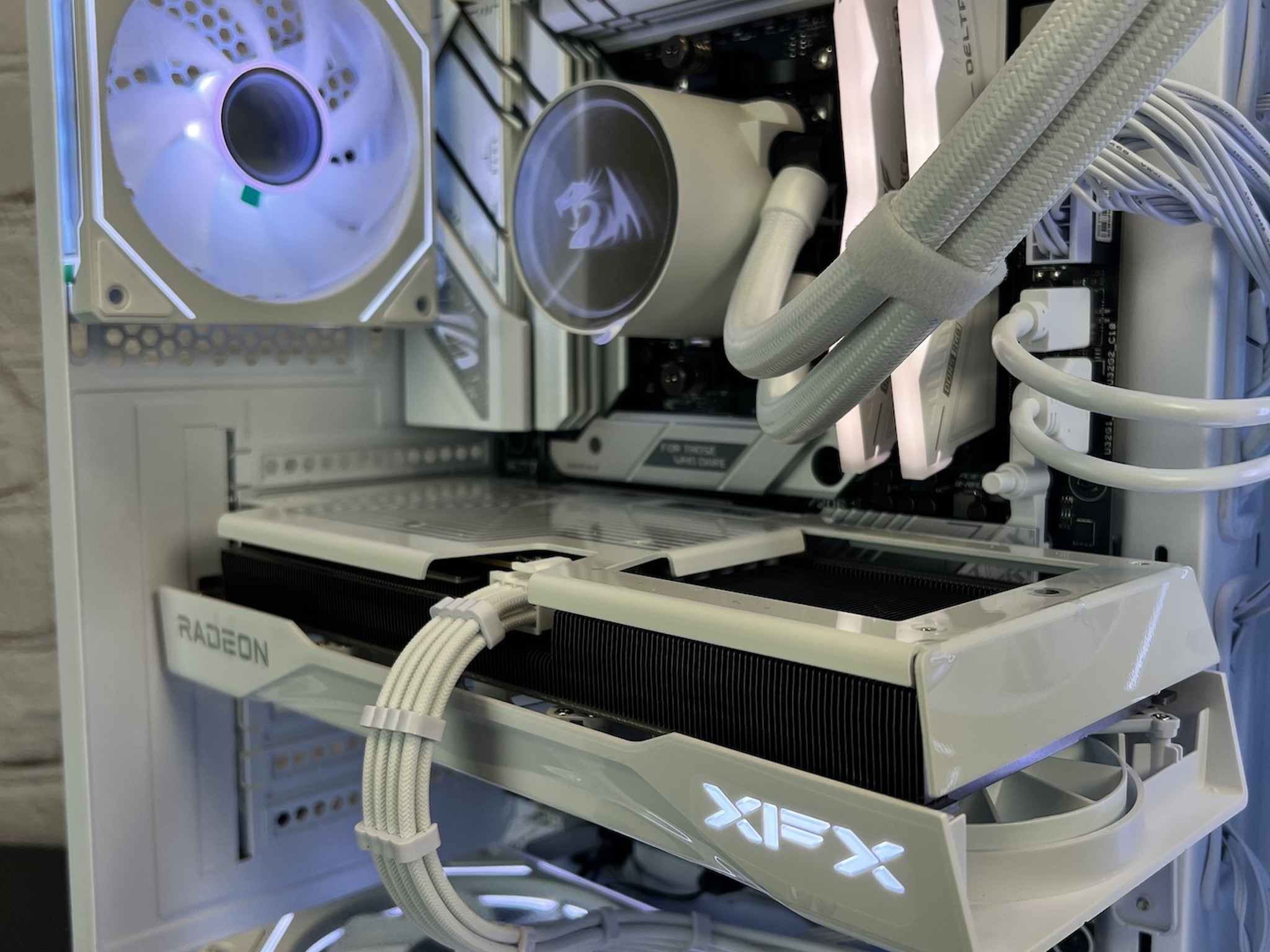Liquid Cooled AMD RX 9060 XT 16GB Ryzen 5 8400F 16GB DDR5 1 TB M.2 Gaming PC