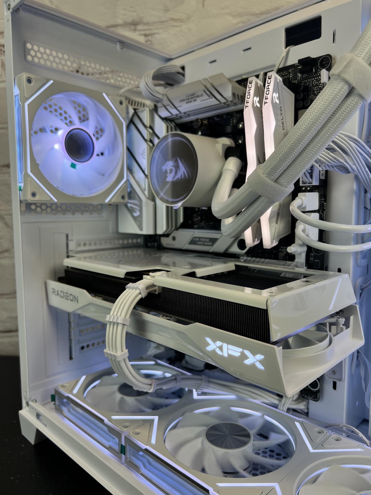 Liquid Cooled AMD RX 9060 XT 16GB Ryzen 5 8400F 16GB DDR5 1 TB M.2 Gaming PC