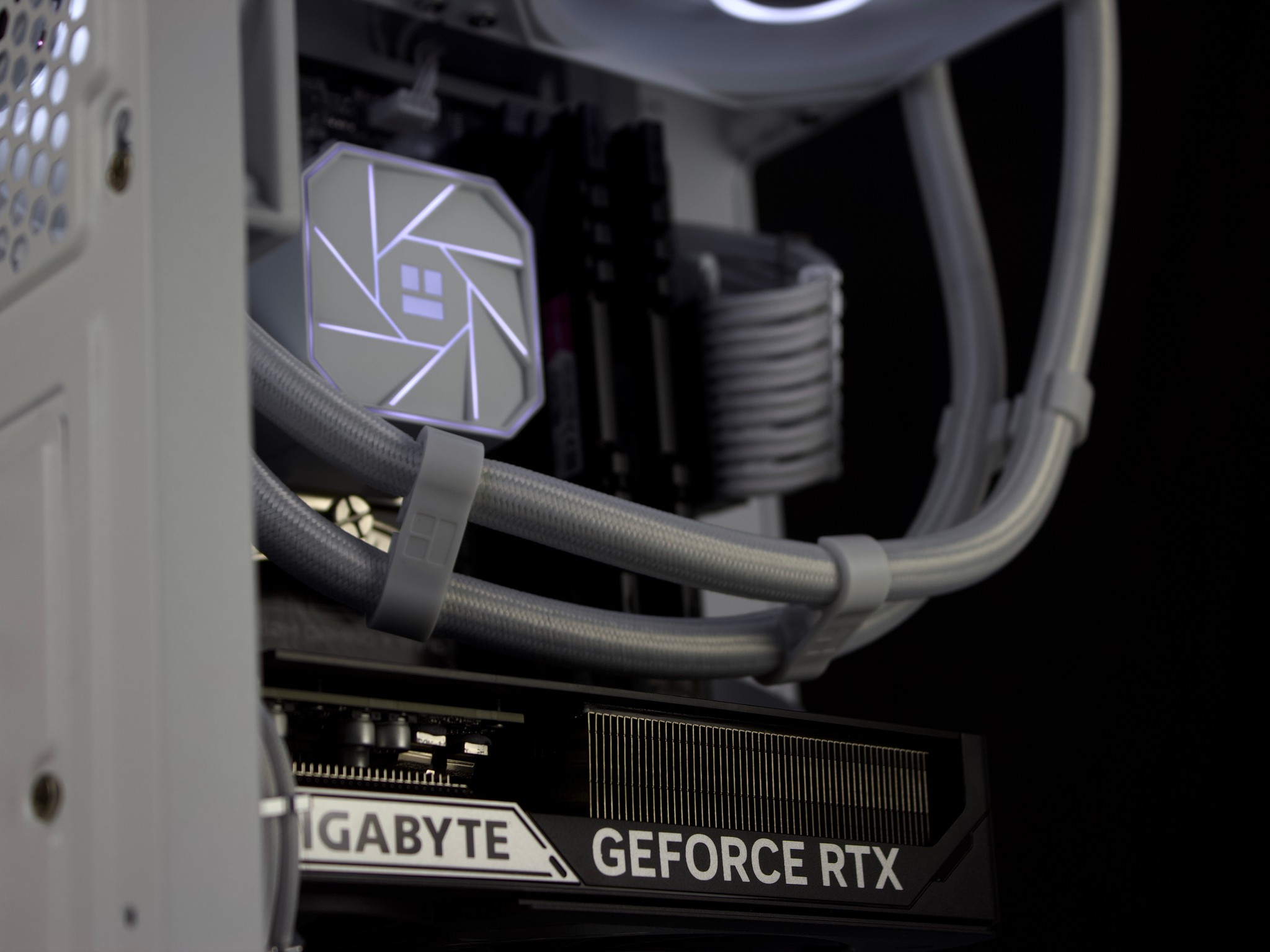 🧊❄️🧊 White Gaming PC – RTX 5060 TI, Ryzen 7 5700X, 32GB RAM, 1TB SSD - WiFi, BlueTooth 🧊❄️🧊