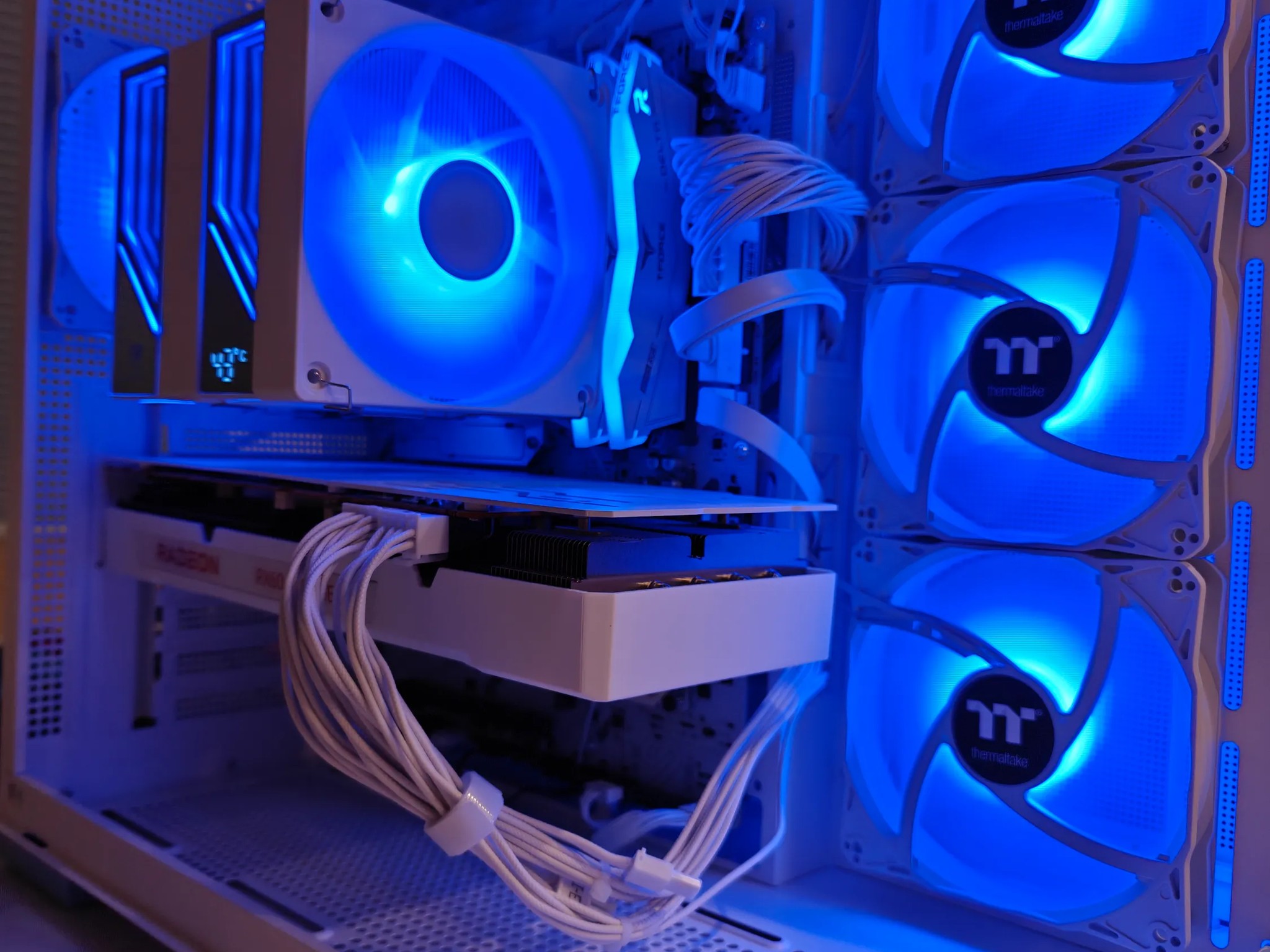 1440P - AMD Radeon RX 6800 XT - AMD Ryzen 5 9600X - 32GB DDR5 6400 - 1TB SSD - Blue and White PC